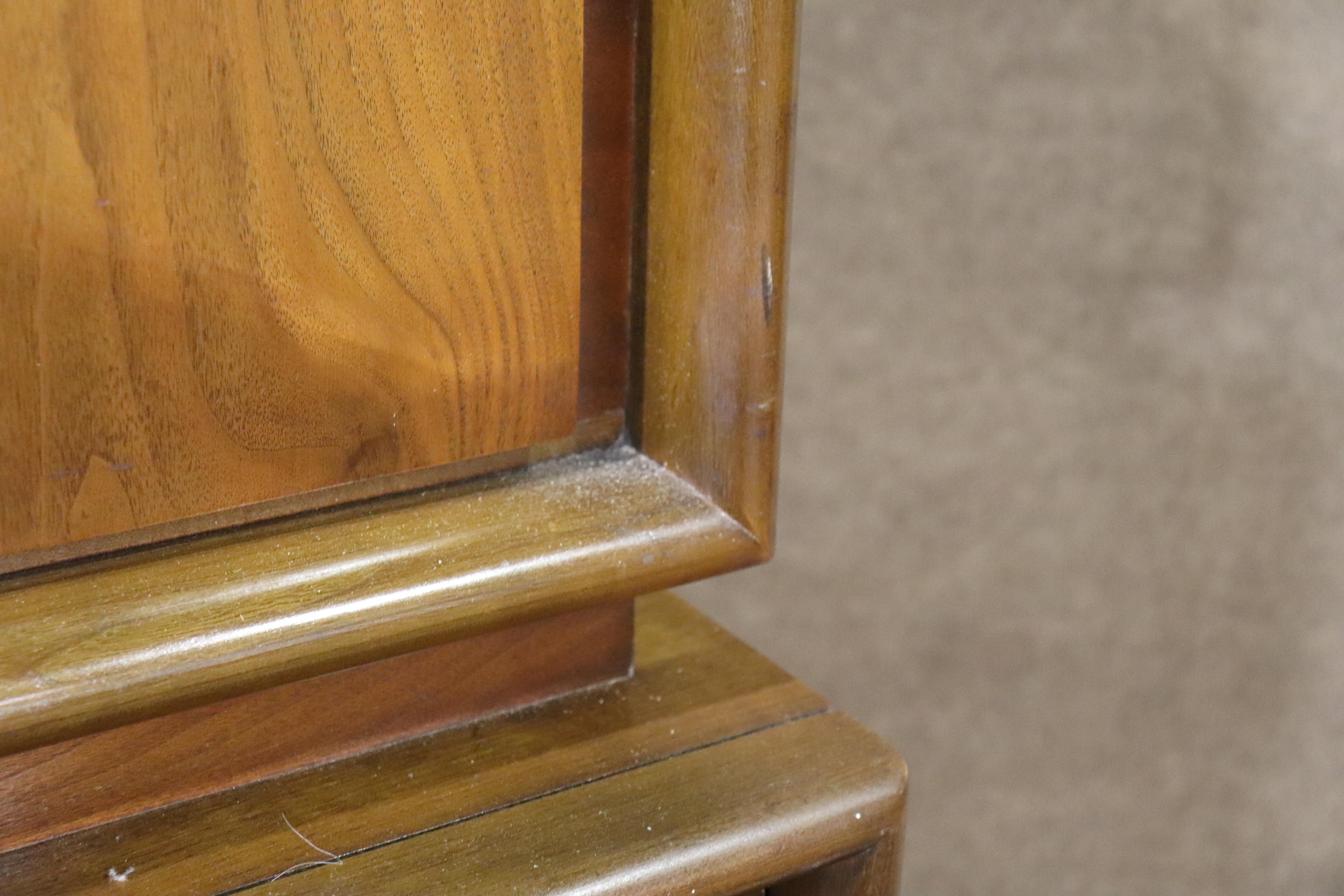 20ième siècle Haut-chest du milieu du siècle dernier avec façade en diamant par United Furniture en vente