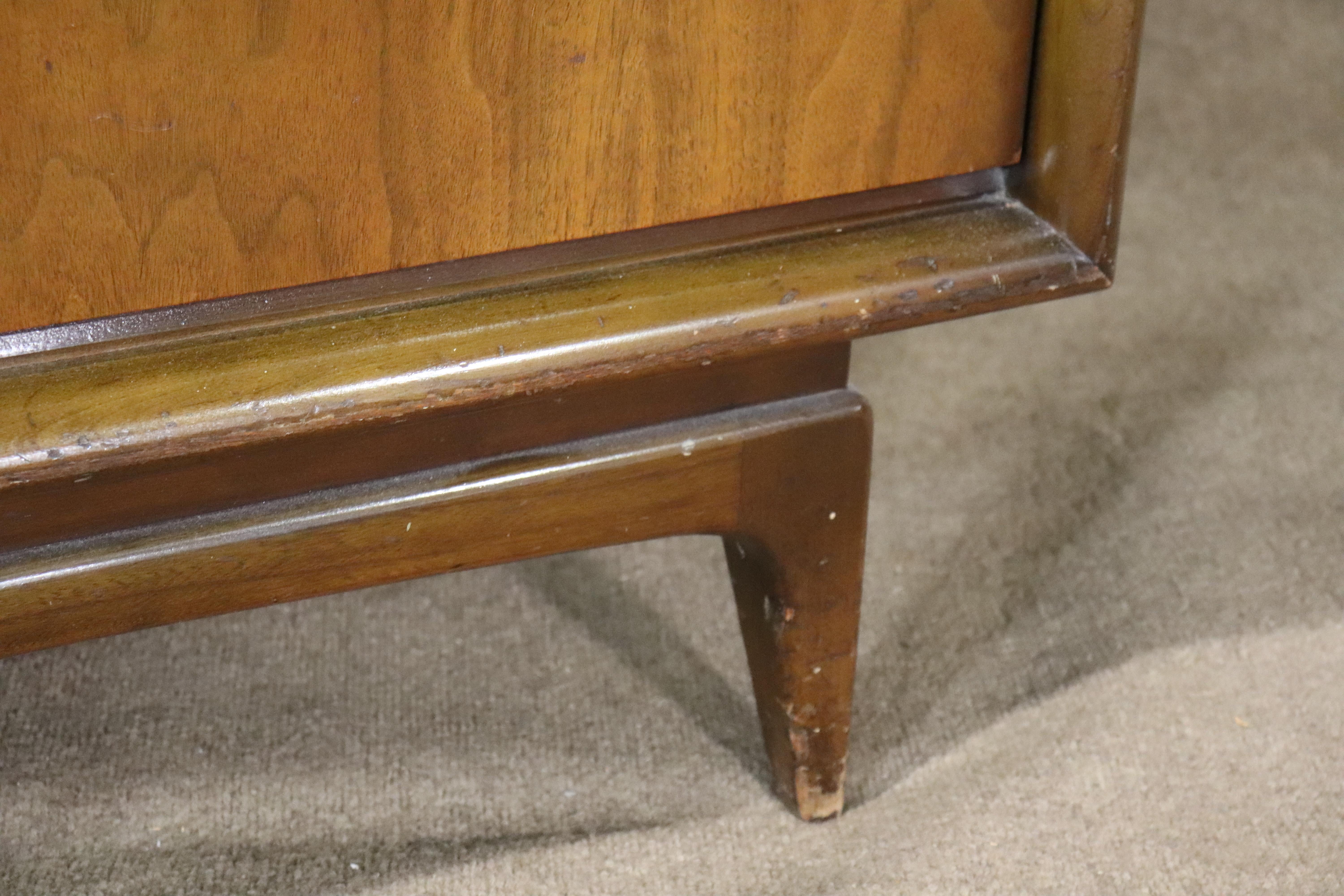Bois Haut-chest du milieu du siècle dernier avec façade en diamant par United Furniture en vente