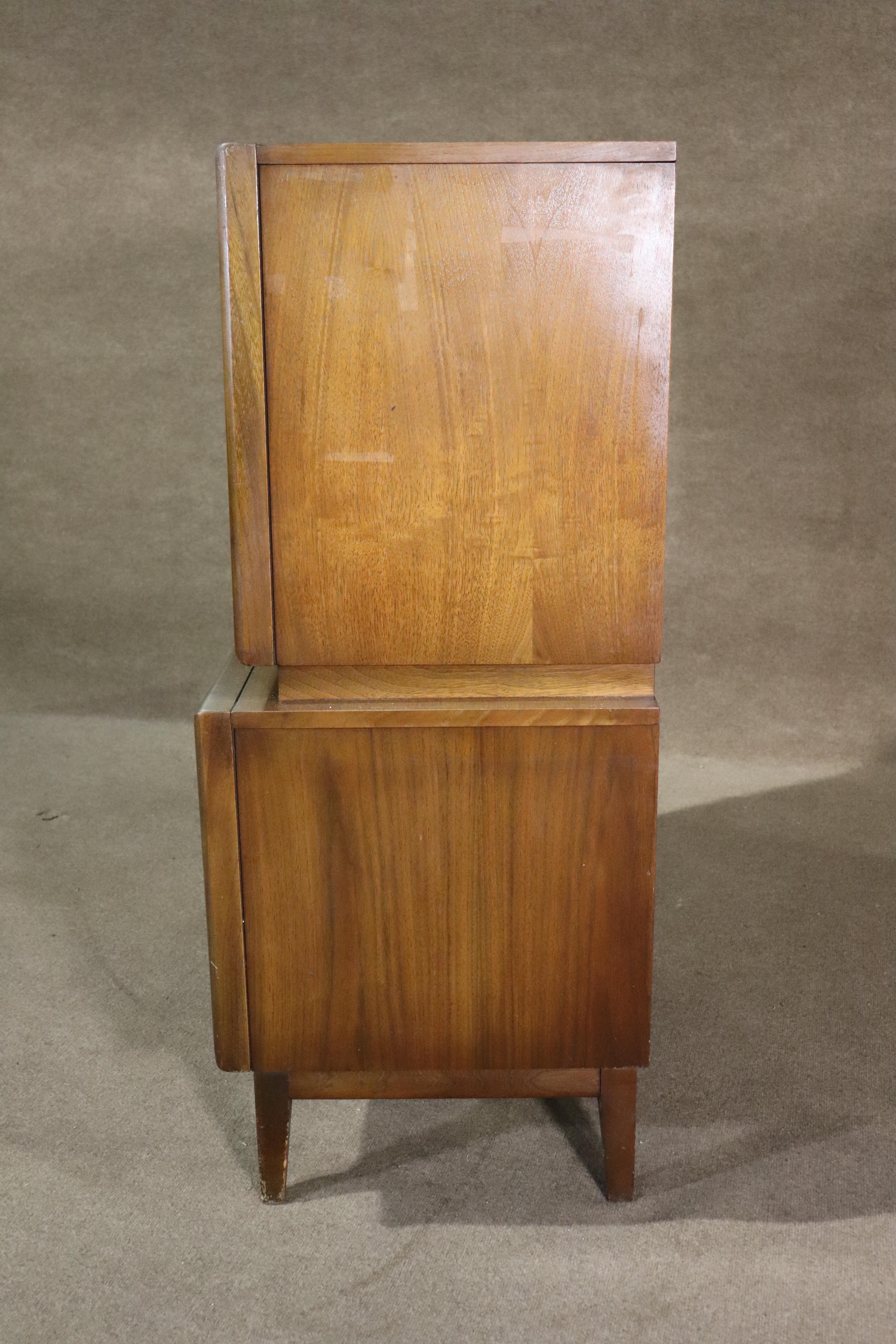 Haut-chest du milieu du siècle dernier avec façade en diamant par United Furniture en vente 2