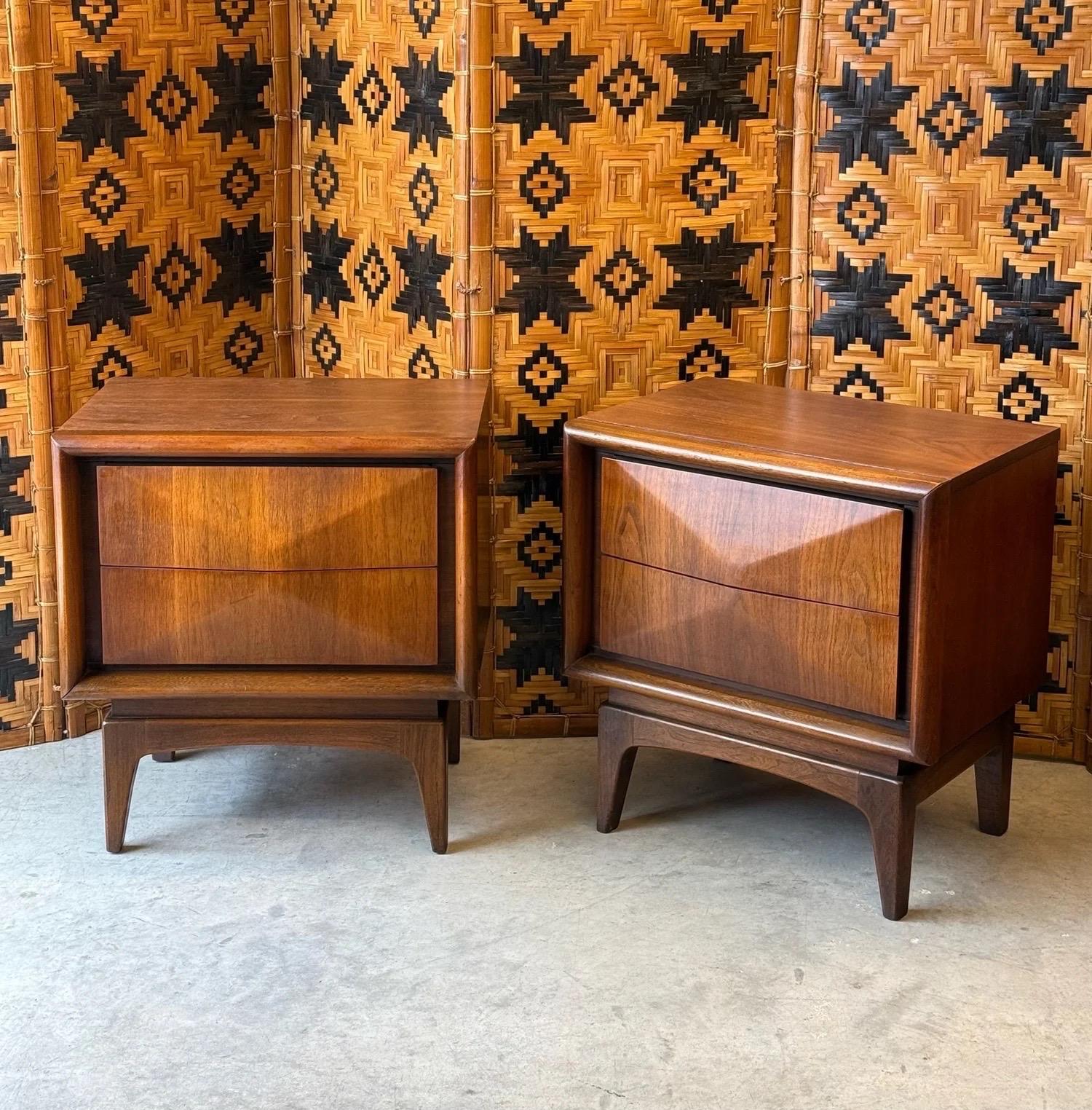 Paire de tables de nuit du milieu du siècle dernier. Cette paire fait partie de la collection Diamond Front de United Furniture. Il doit son nom à ses tiroirs géométriques sculptés à l'avant, créant un motif en forme de diamant. Cette paire comprend
