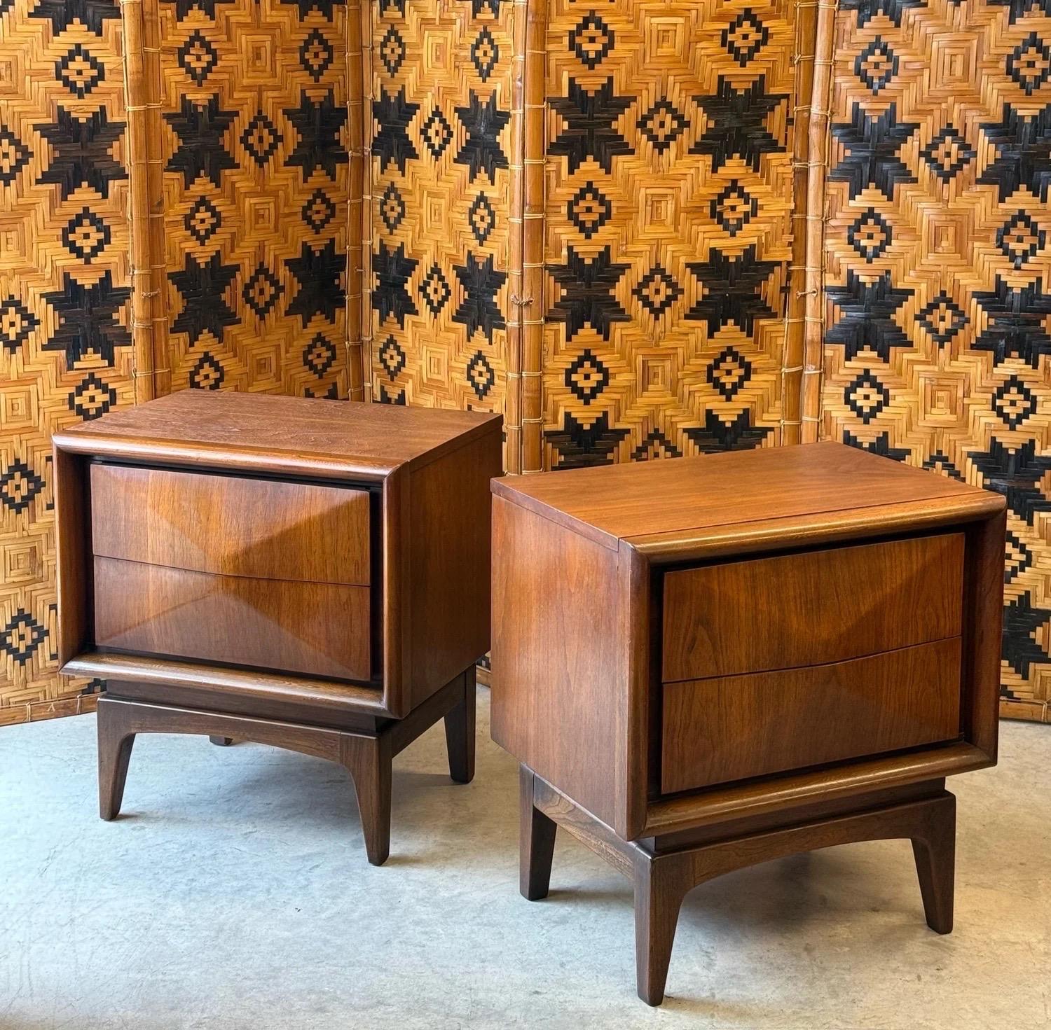 Américain Paire de tables de nuit à façade en diamant du milieu du siècle par United Furniture en vente