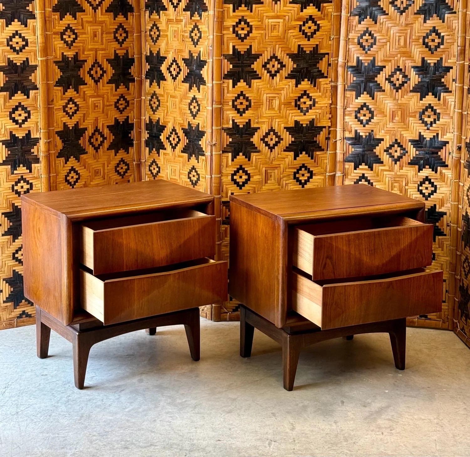 Paire de tables de nuit à façade en diamant du milieu du siècle par United Furniture Bon état - En vente à Raleigh, NC