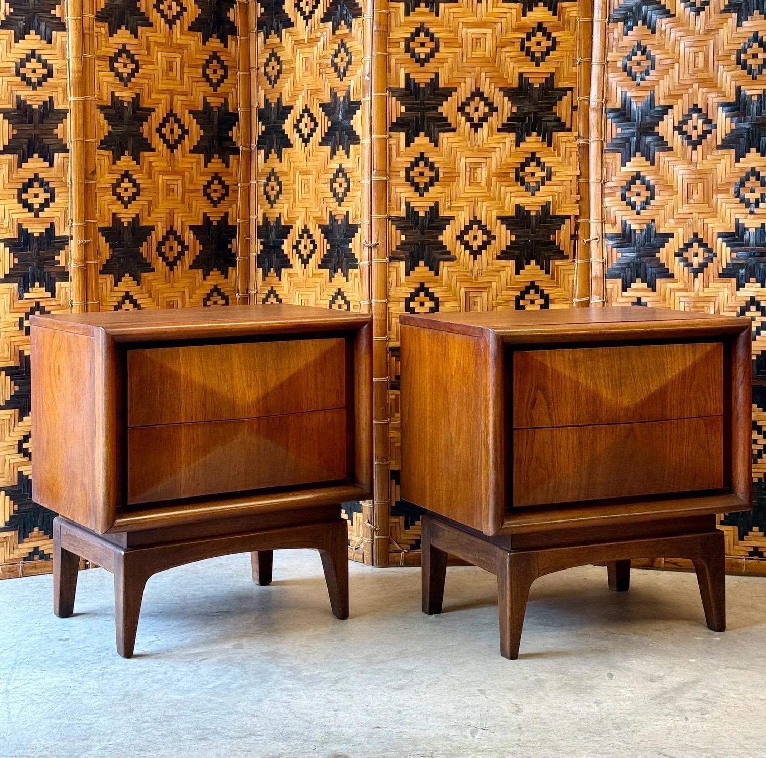 Bois Paire de tables de nuit à façade en diamant du milieu du siècle par United Furniture en vente