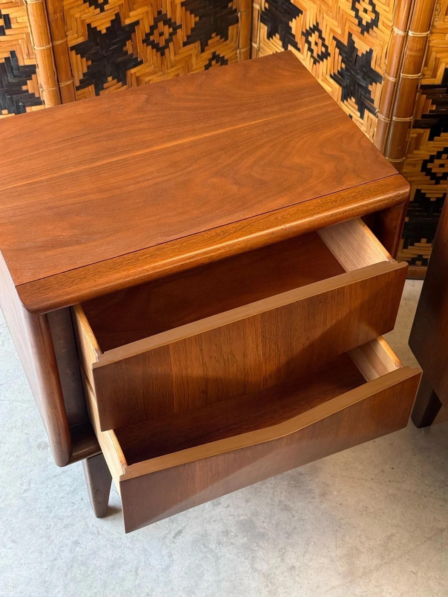 Paire de tables de nuit à façade en diamant du milieu du siècle par United Furniture en vente 1