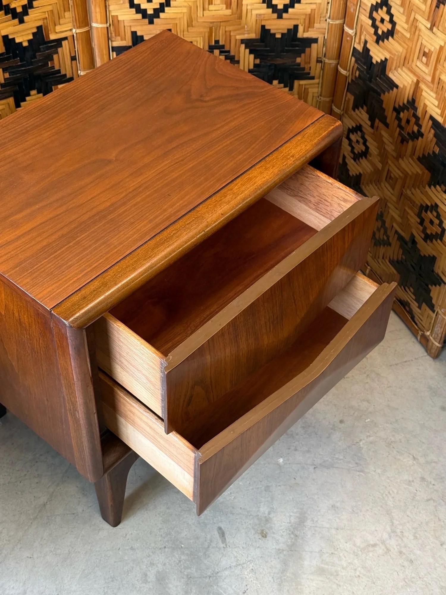 Paire de tables de nuit à façade en diamant du milieu du siècle par United Furniture en vente 2