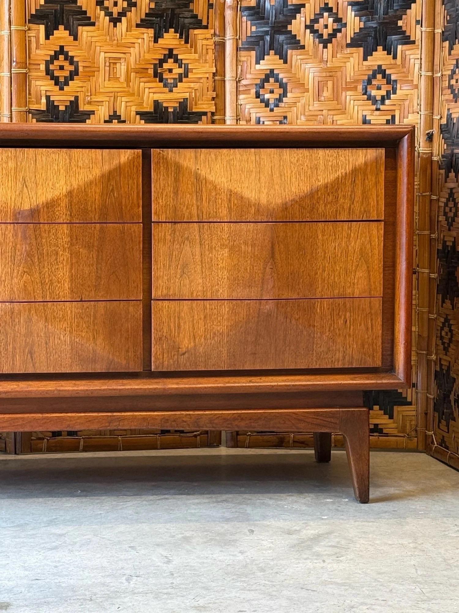 Mid-Century moderno Comò a nove cassetti con fronte a diamante del Mid-Century di United Furniture in vendita