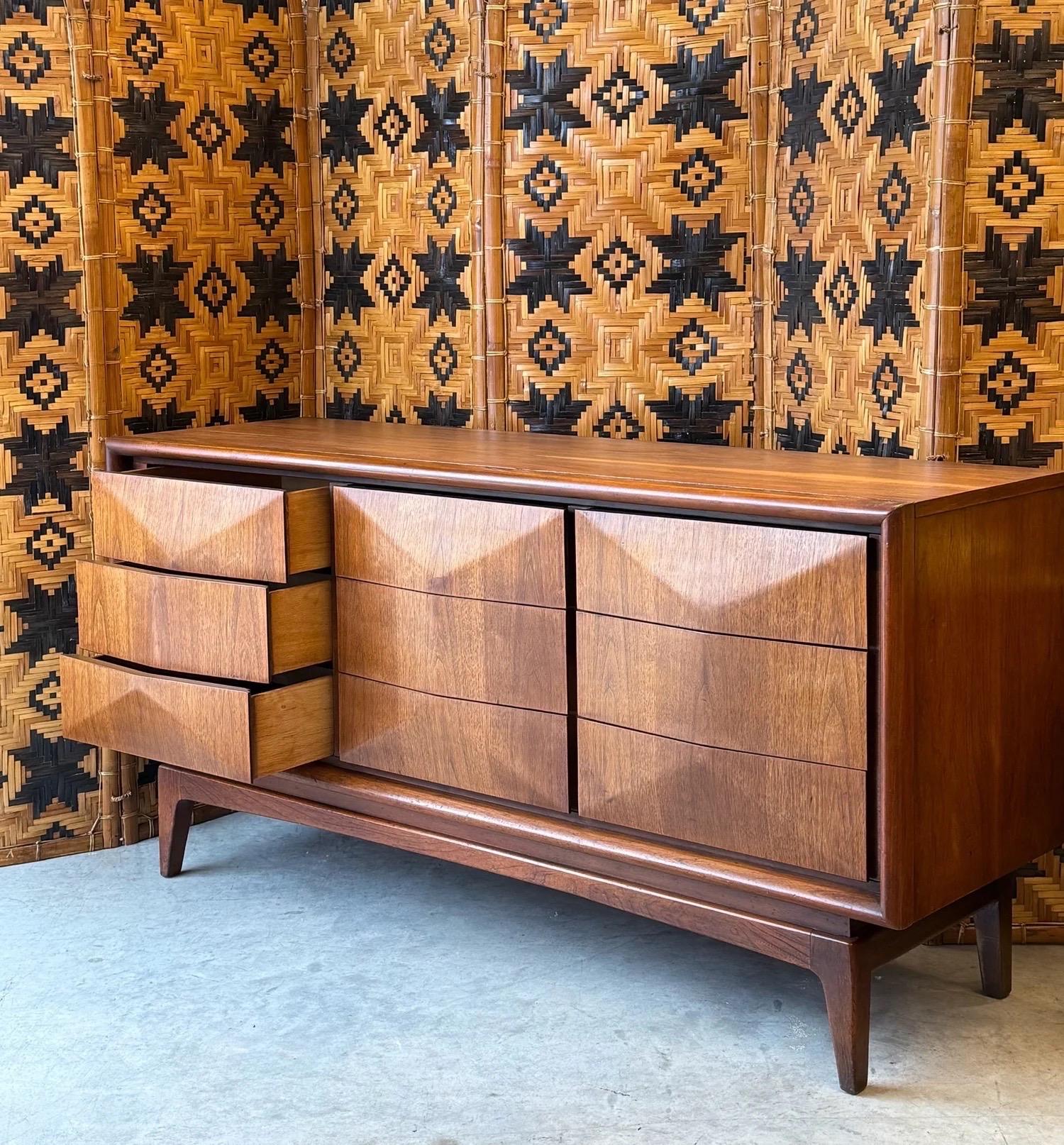 Comò a nove cassetti con fronte a diamante del Mid-Century di United Furniture In condizioni buone in vendita a Raleigh, NC