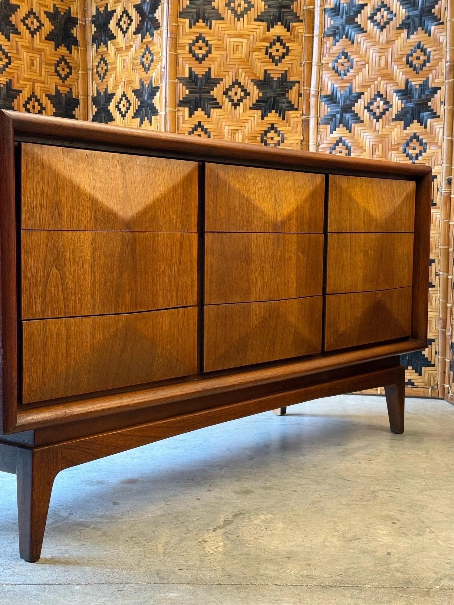 Fine XX secolo Comò a nove cassetti con fronte a diamante del Mid-Century di United Furniture in vendita
