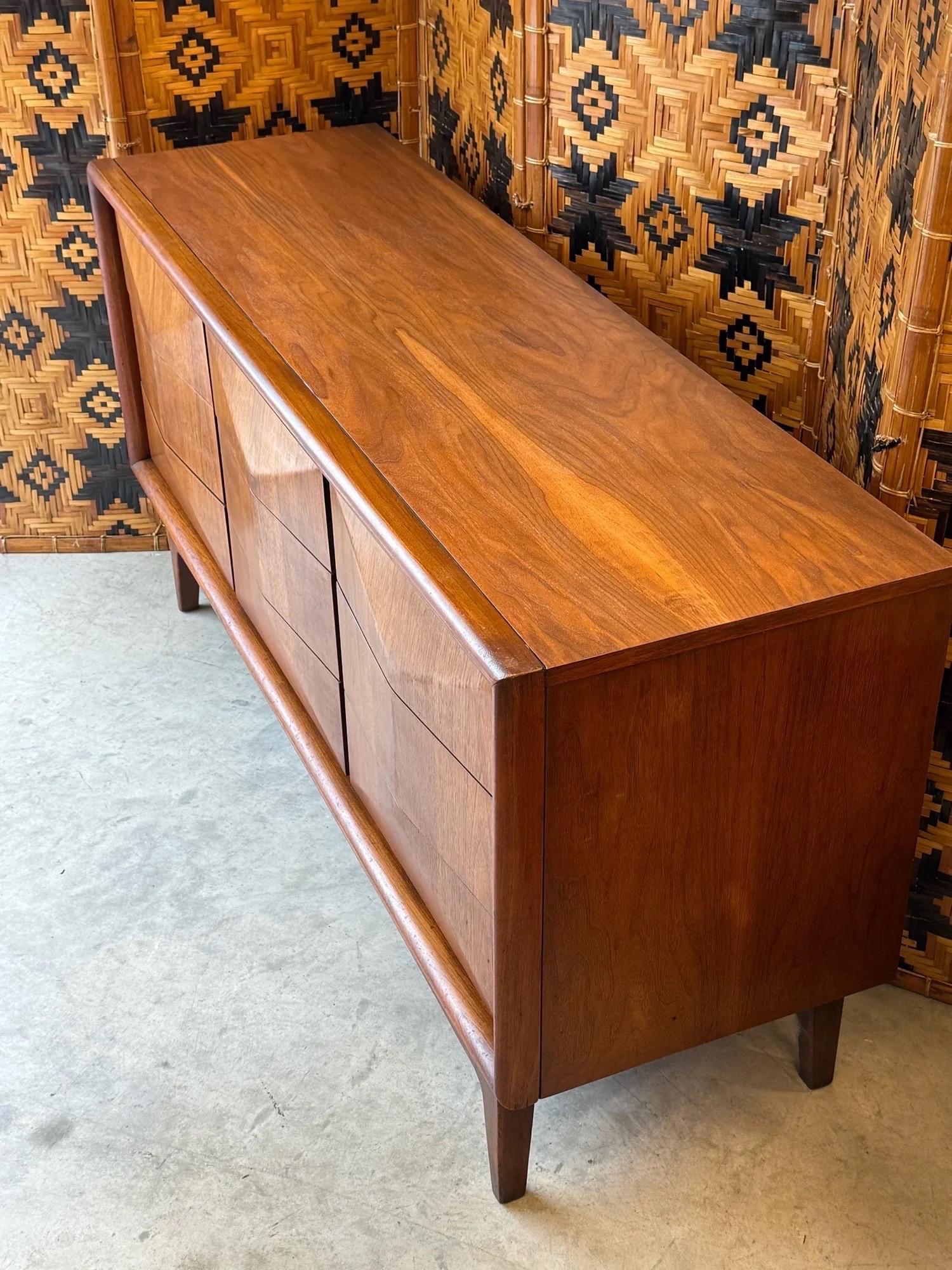 Legno Comò a nove cassetti con fronte a diamante del Mid-Century di United Furniture in vendita
