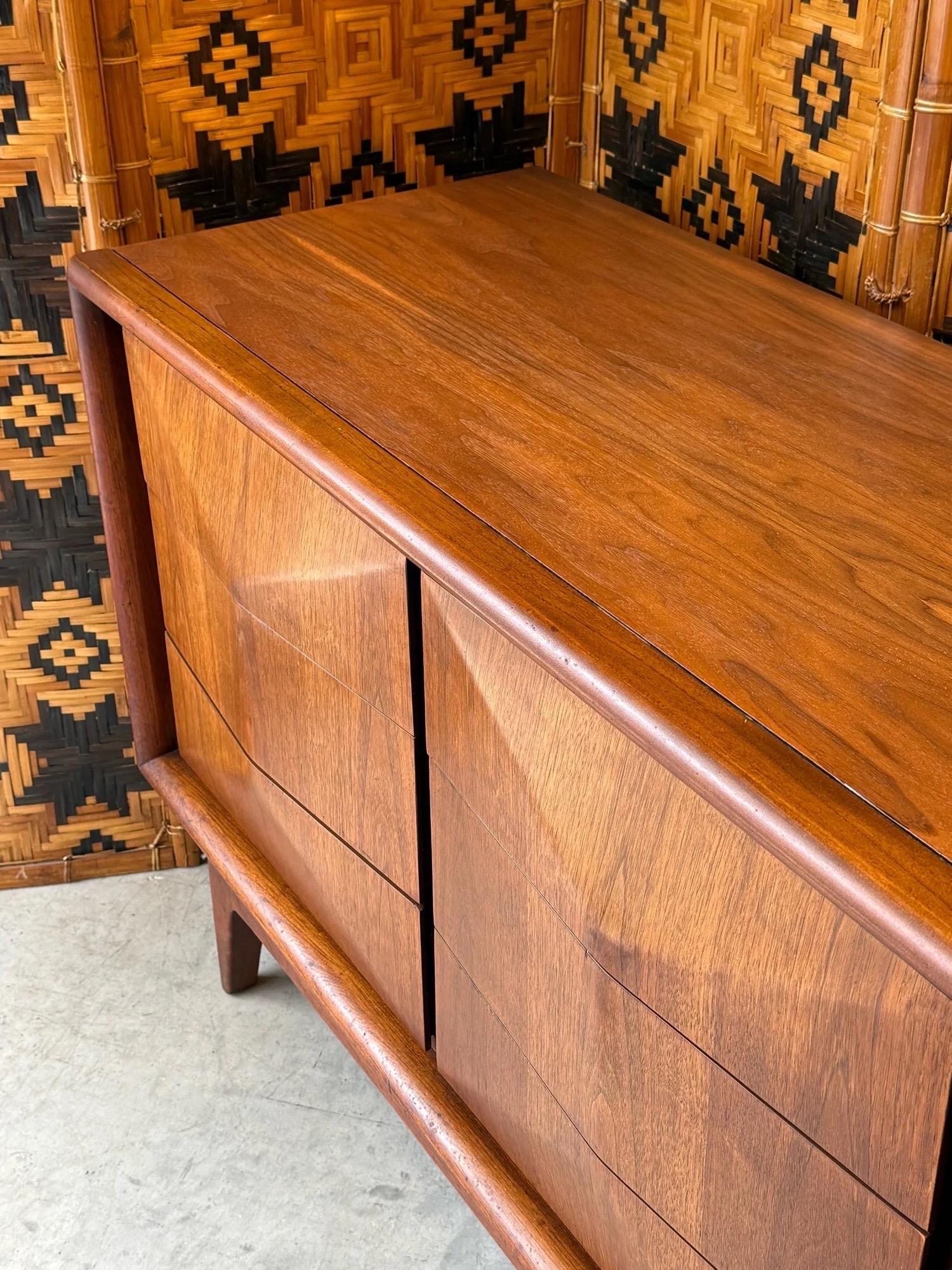 Comò a nove cassetti con fronte a diamante del Mid-Century di United Furniture in vendita 2