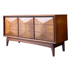 Commode à neuf tiroirs à façade en diamant du milieu du siècle par United Furniture