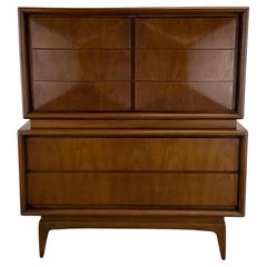 Meuble haut en noyer à façade en losange du milieu du siècle par United Furniture