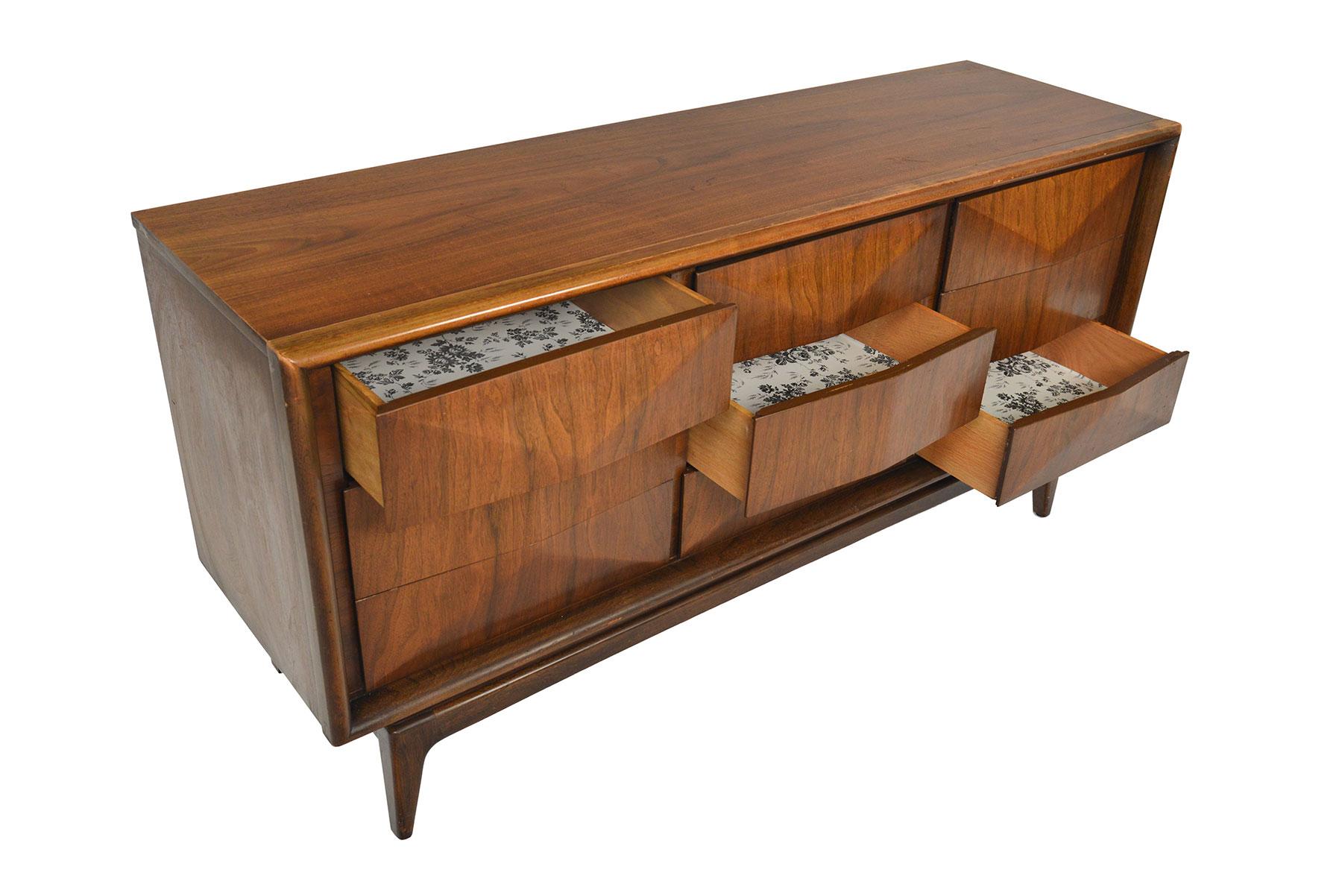 Midcentury Diamond Front Walnut Nine-Drawer Dresser In Fair Condition In Berkeley, CA