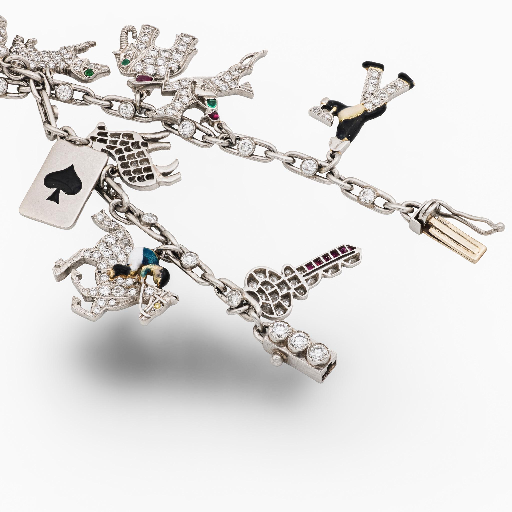 Moderne Bracelet à breloques en diamant, pierres précieuses, émail et platine du milieu du siècle dernier en vente