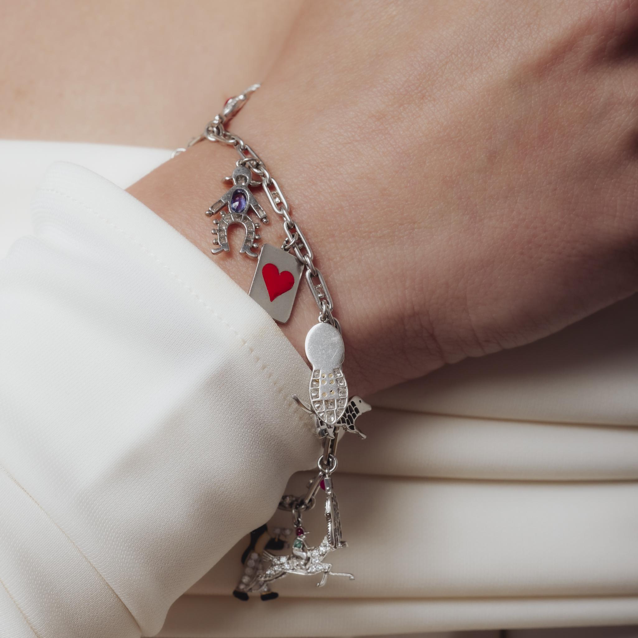 Bracelet à breloques en diamant, pierres précieuses, émail et platine du milieu du siècle dernier Pour femmes en vente