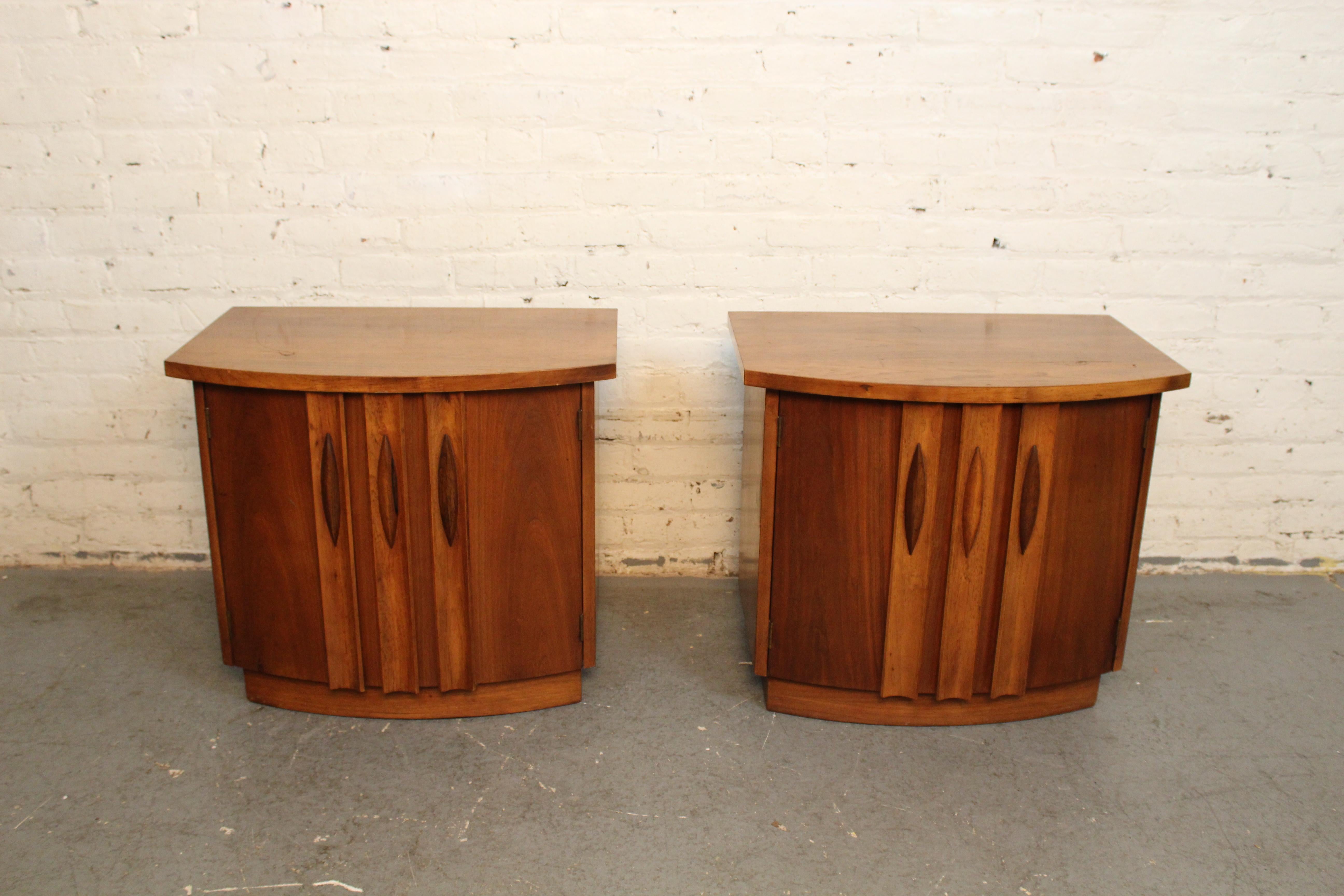 Fantastic pair of American mid-century vintage nightstands designed and built by Thomasville Furniture of Thomasville, North Carolina! Featuring charming sculptural walnut diamond pulls with contrasting oak trim, the double doors open to reveal a