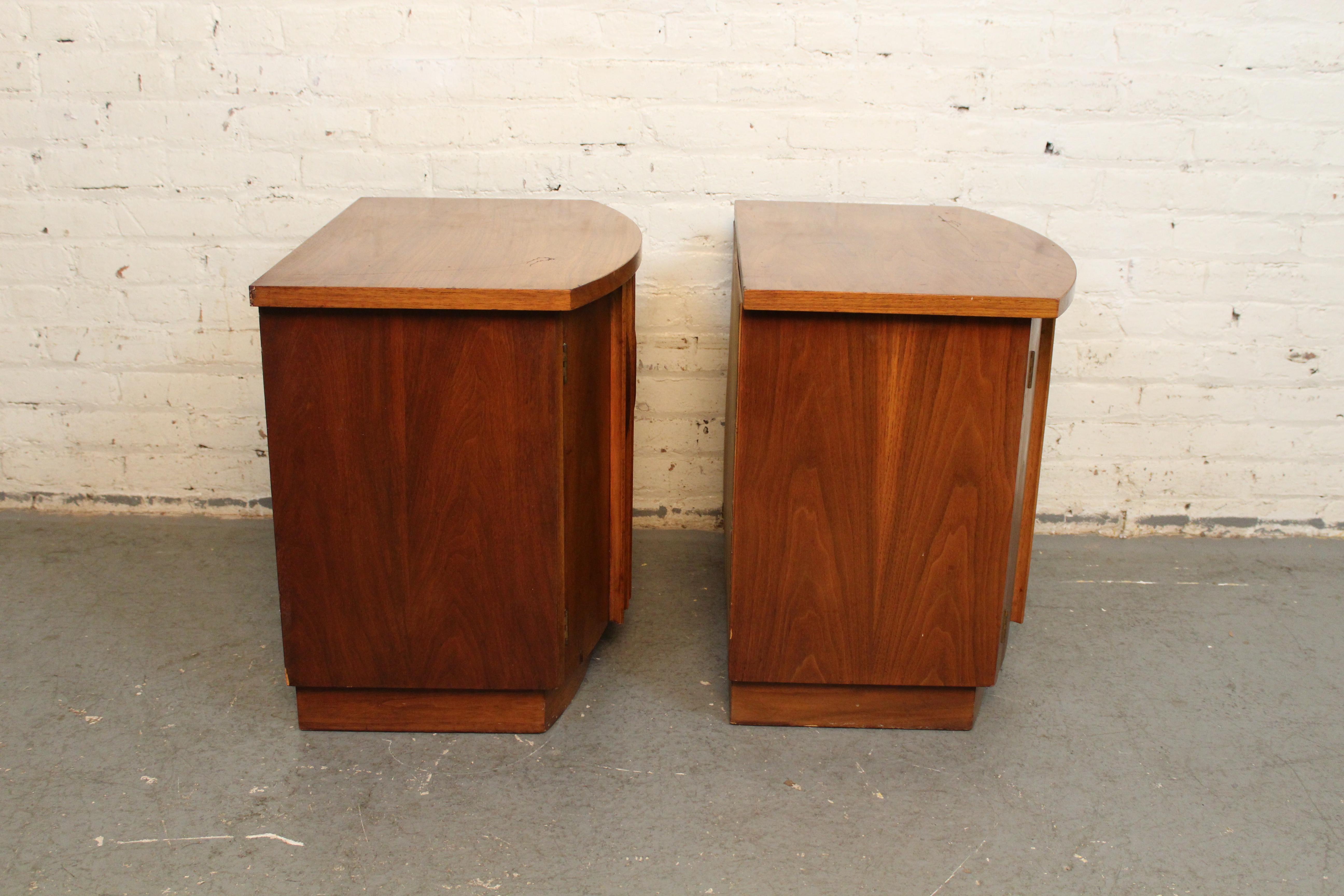 Carved Mid-Century Diamond Nightstands by Thomasville Furniture For Sale