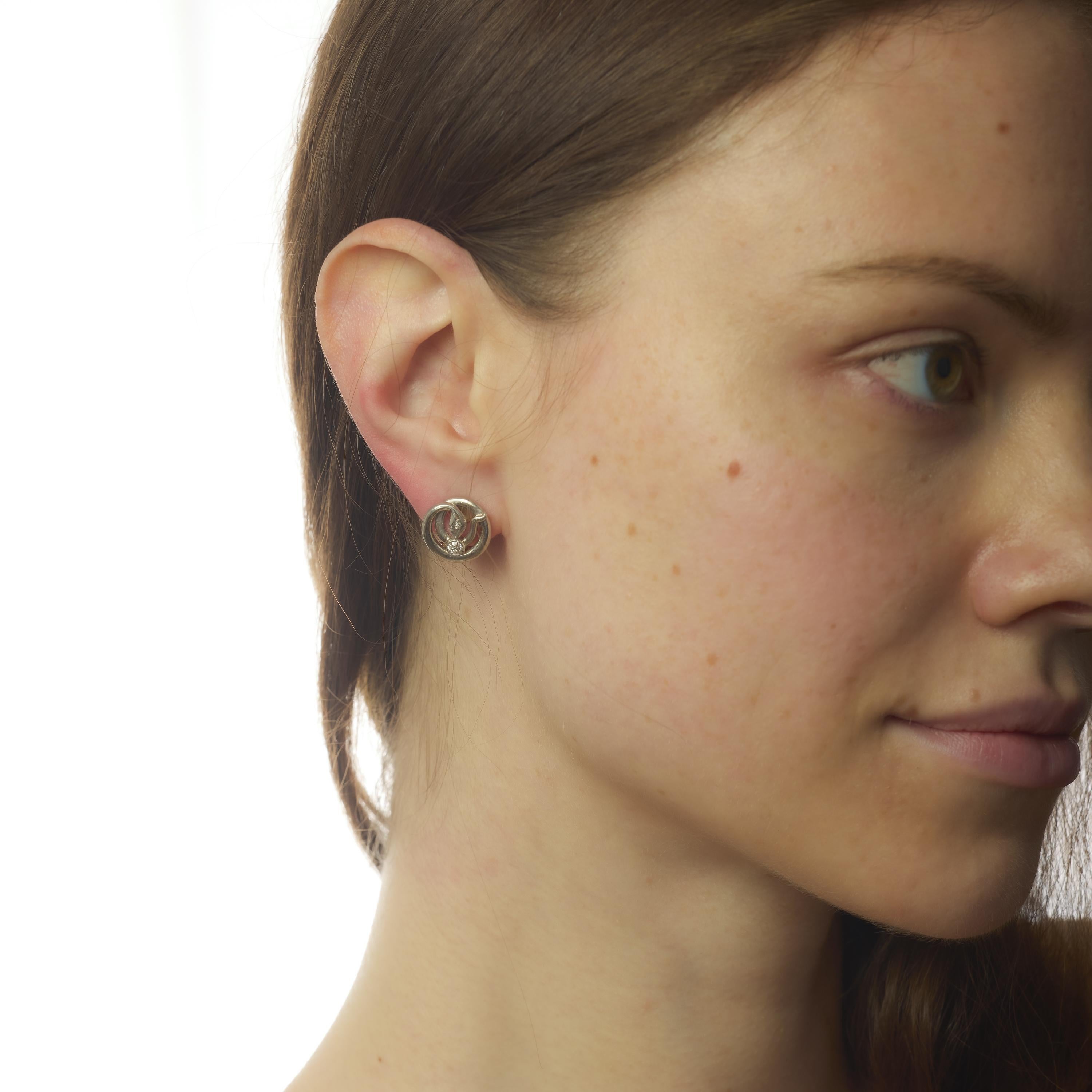 Ces boucles d'oreilles du milieu du siècle offrent un éclat discret grâce à un mélange raffiné de deux diamants de taille européenne ancienne et de deux diamants de taille unique, totalisant environ 0,25 carat. Avec leur couleur douce H-I et leur