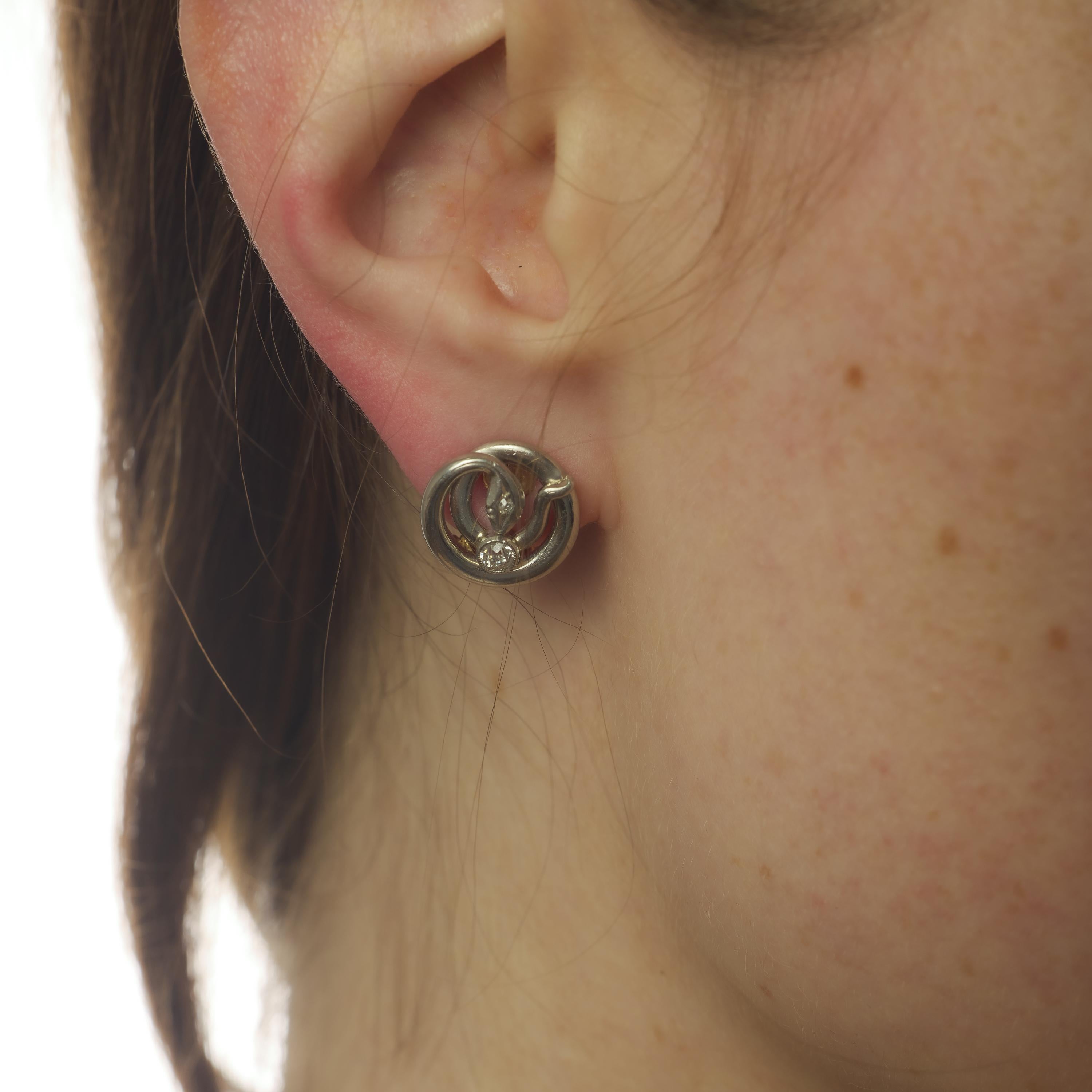 Taille vieille Europe Boucles d'oreilles clip serpent en diamant, platine et or jaune 18k du milieu du siècle en vente