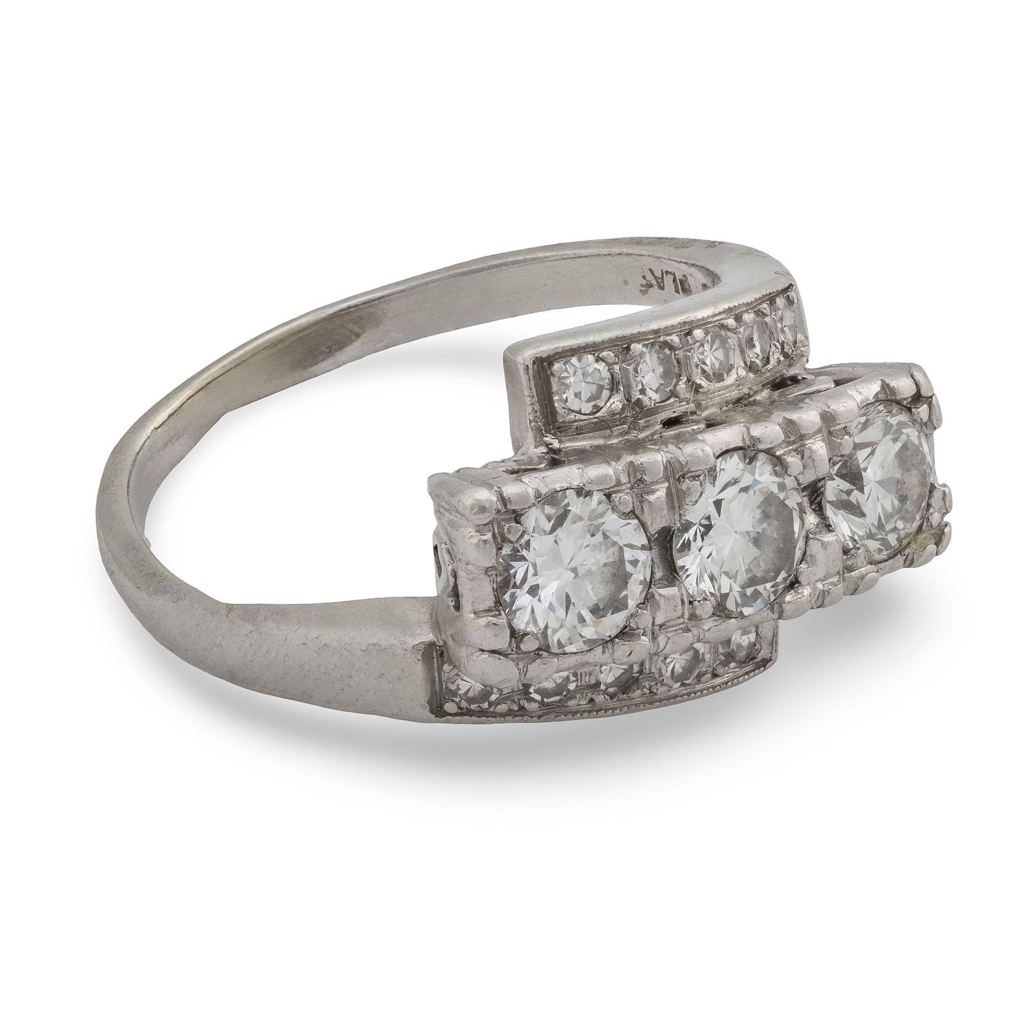 Taglio brillante Anello di diamanti in platino con 3 pietre del Mid Century in vendita