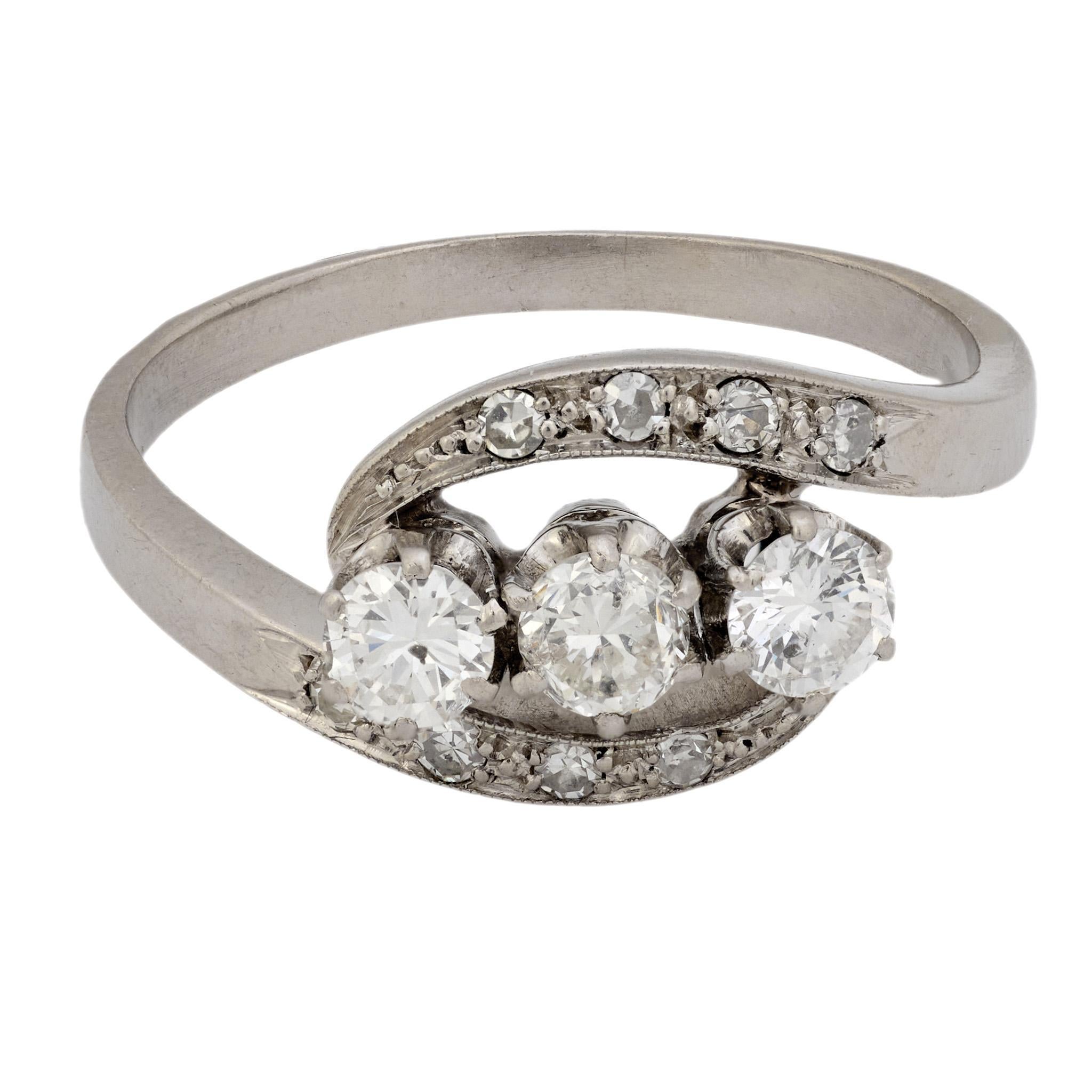 Moderno Anello con diamante di metà secolo in platino con 3 pietre a spirale in vendita