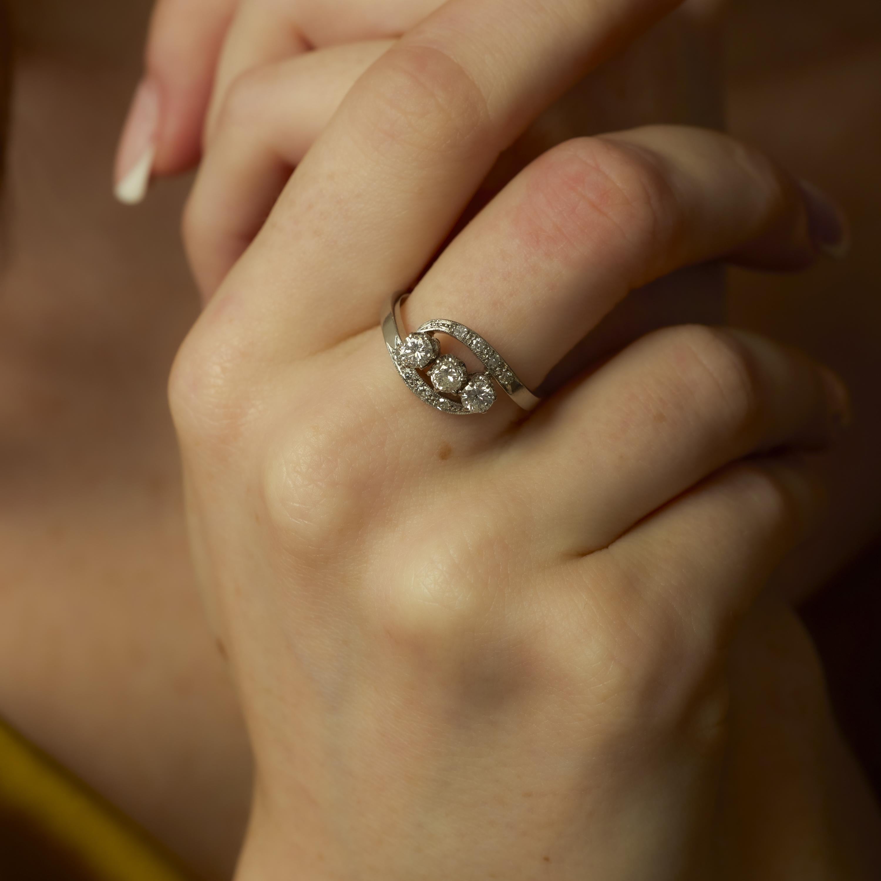 Taglio brillante Anello con diamante di metà secolo in platino con 3 pietre a spirale in vendita