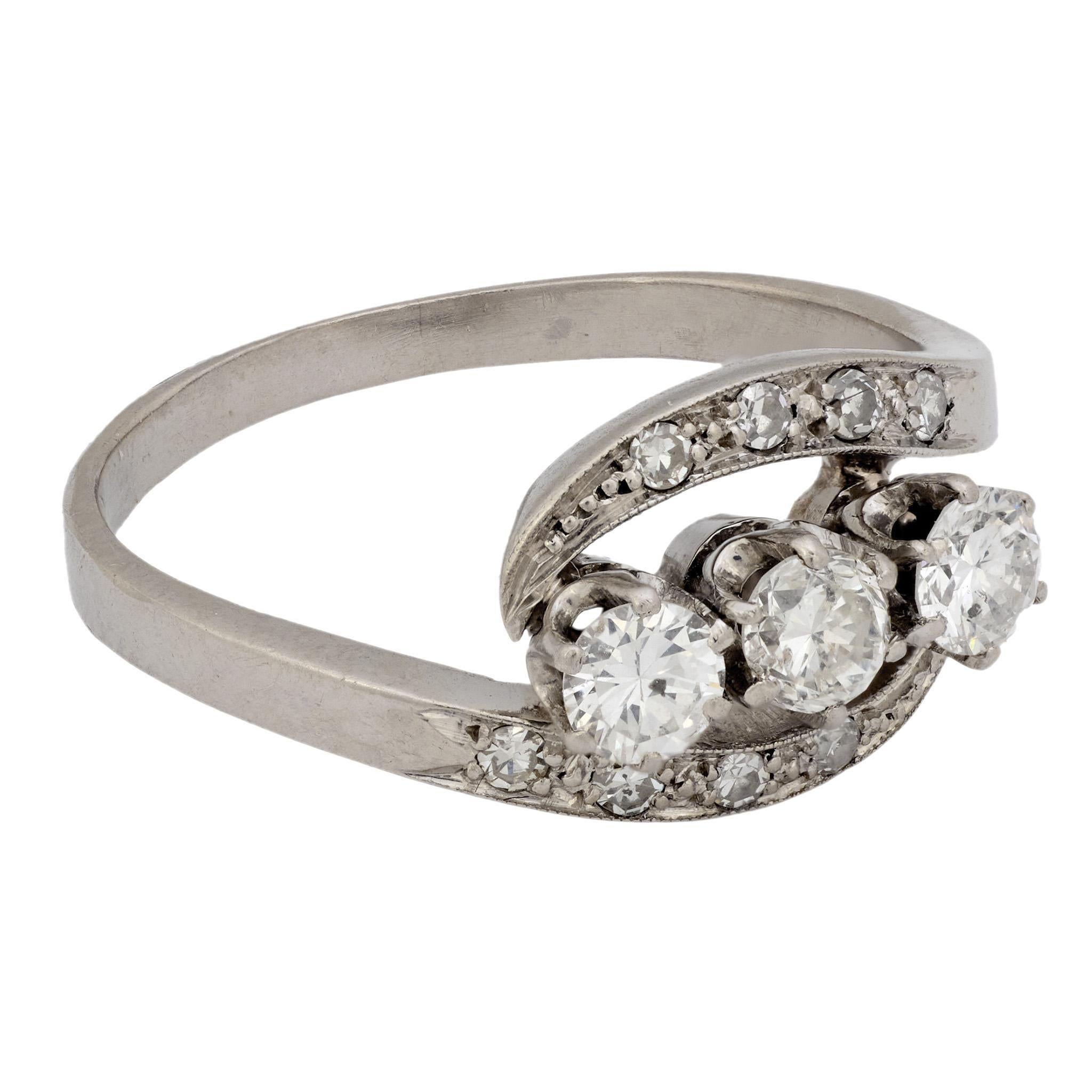 Anello con diamante di metà secolo in platino con 3 pietre a spirale In condizioni buone in vendita a Beverly Hills, CA
