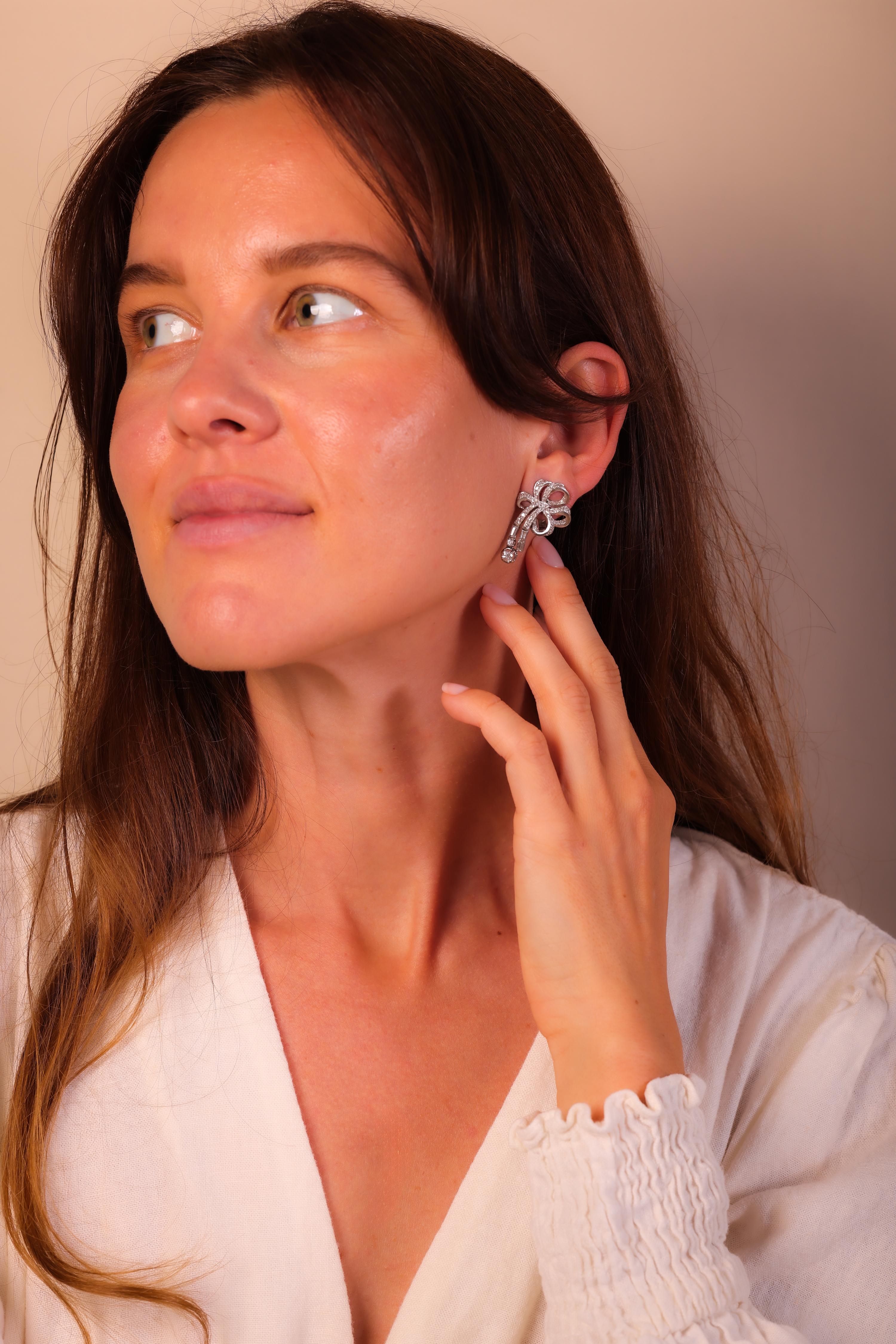 Gesamtgewicht der Diamanten: 1,80 Karat
6 Diamanten im Baguetteschliff Diamanten
4 Diamanten im runden Brillantschliff
74 Diamanten im Einzelschliff
Farbe: F-G
Klarheit: VS
Metall: Platin und 18K Weißgold Schließe
Epoche: Mitte des