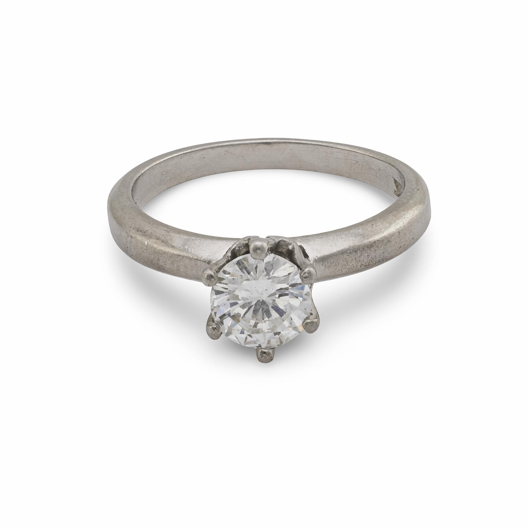 Contemporain Bague de fiançailles solitaire en platine et diamant du milieu du siècle en vente