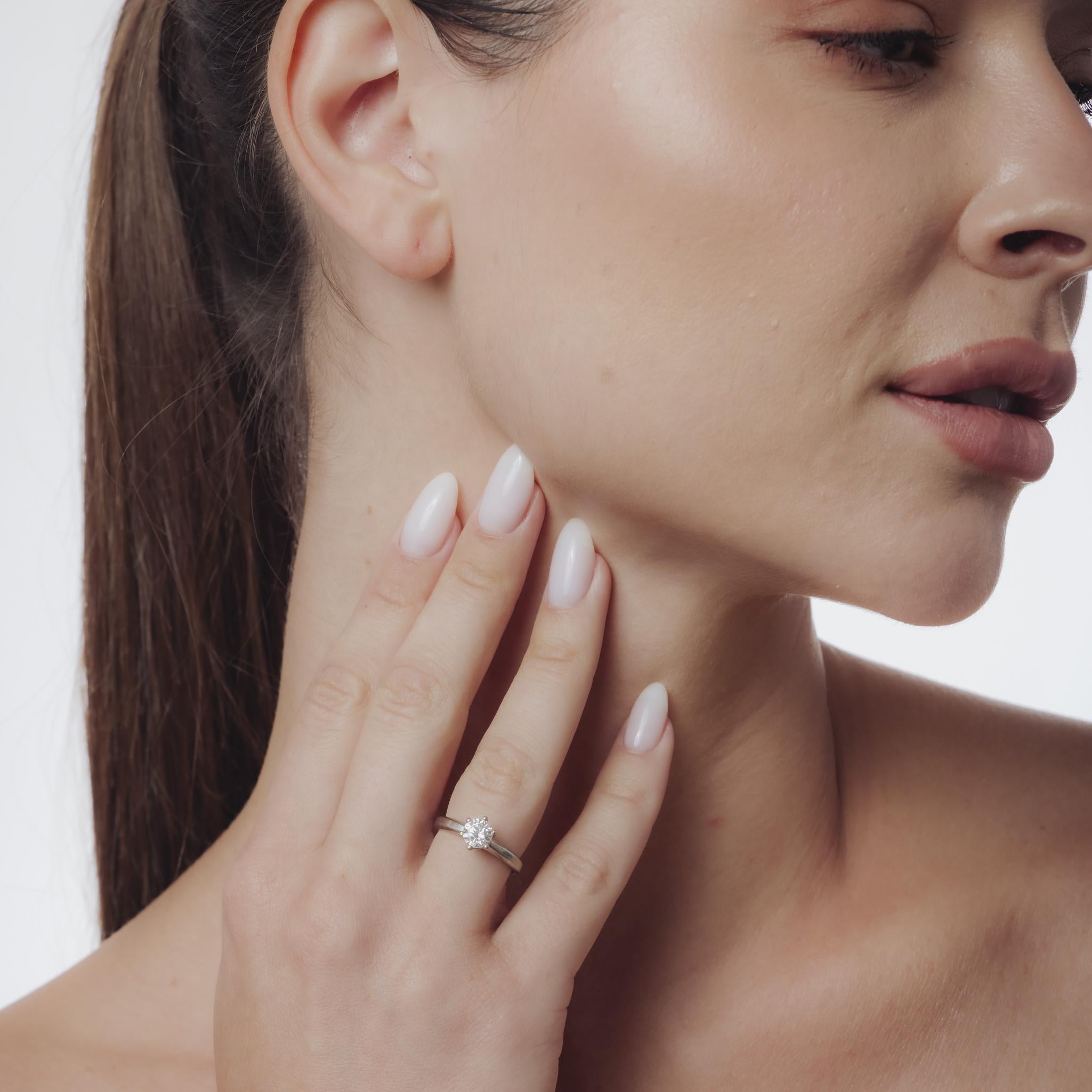 Taille brillant Bague de fiançailles solitaire en platine et diamant du milieu du siècle en vente