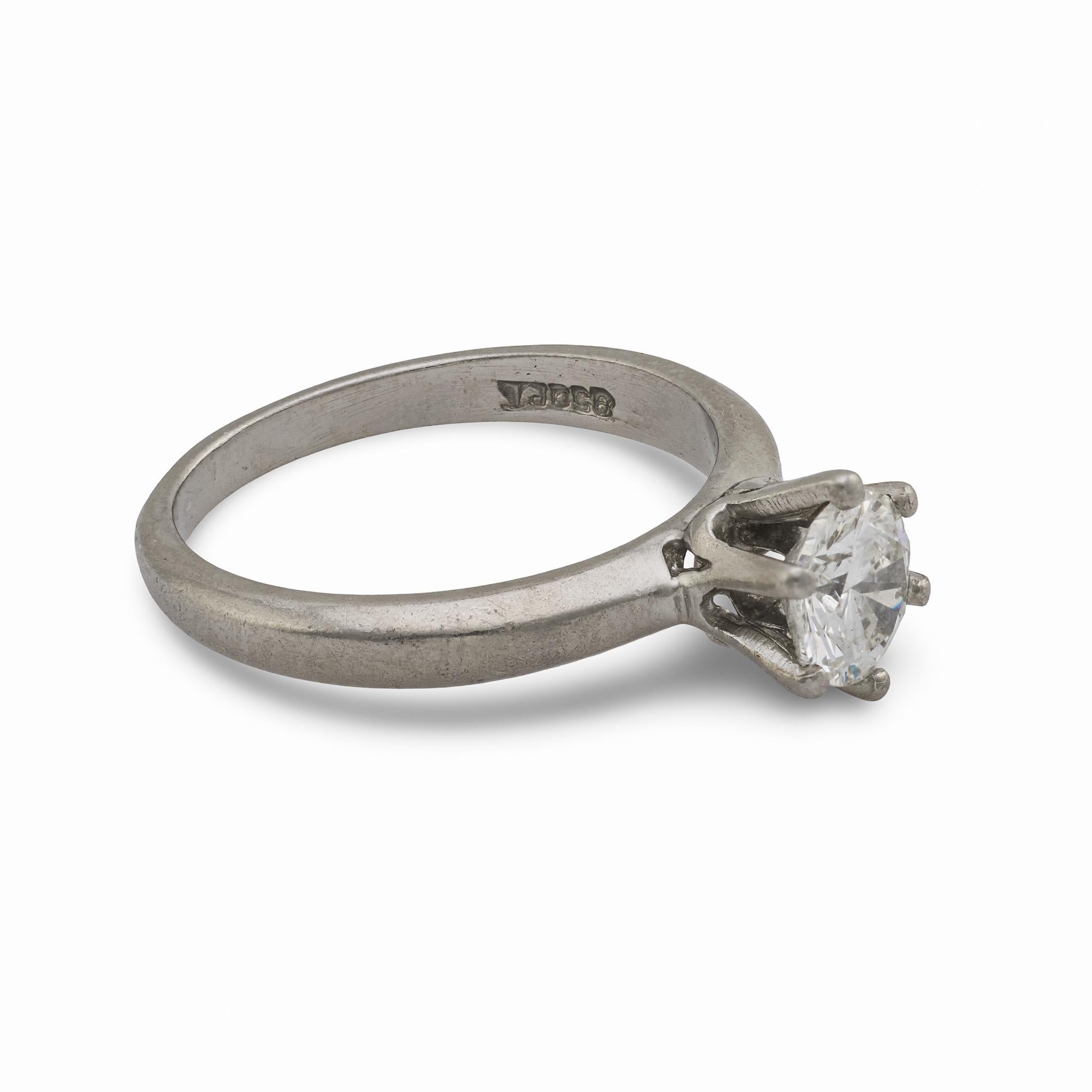 Bague de fiançailles solitaire en platine et diamant du milieu du siècle Bon état - En vente à Beverly Hills, CA