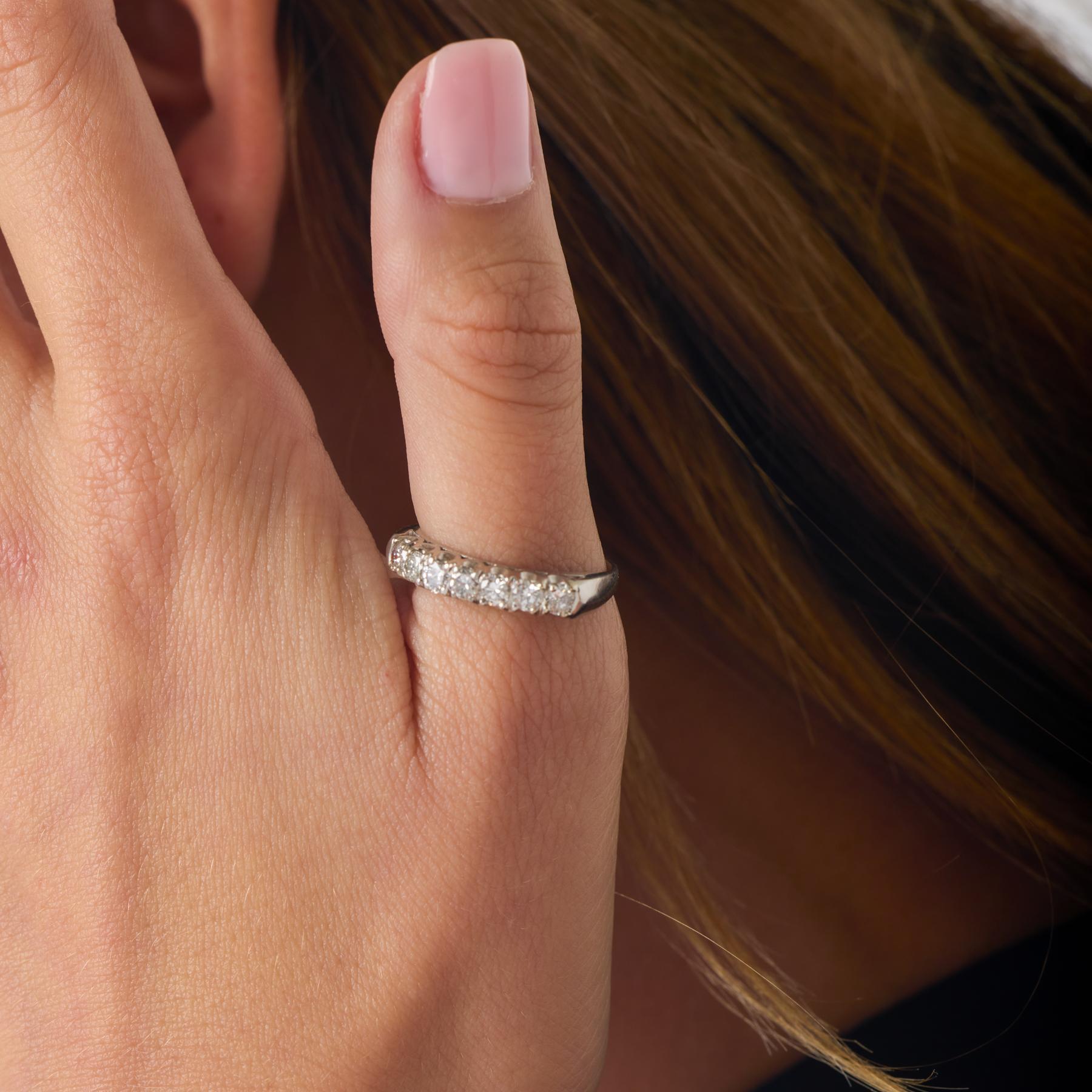 Taille brillant Alliance en diamant et platine du milieu du siècle en vente