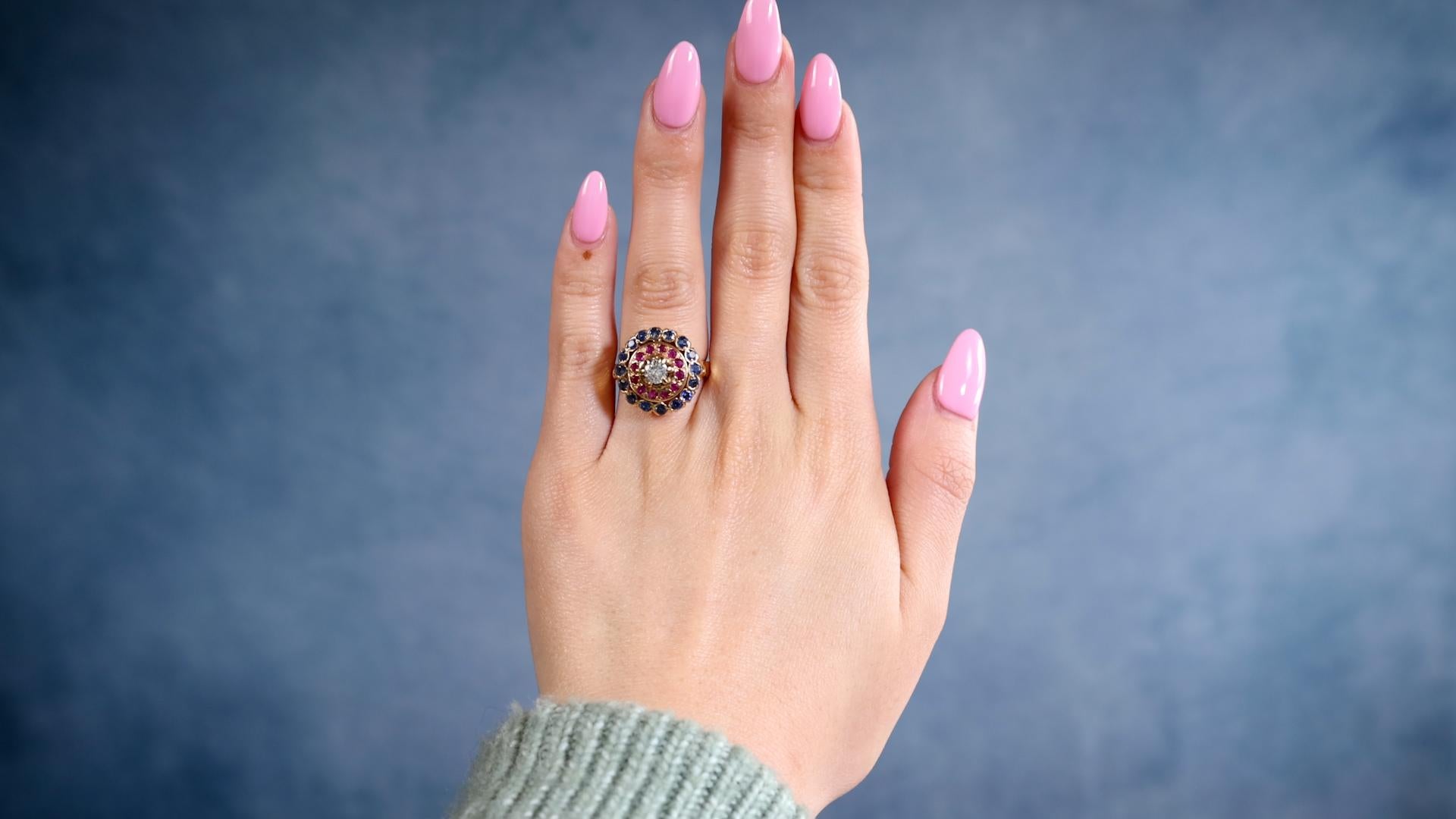Ein Mid-Century Diamant Rubin Saphir 18k Gelbgold Double Halo Ring. Mit einem Diamanten im alten europäischen Schliff mit einem Gewicht von ca. 0,35 Karat, eingestuft in Farbe I und Reinheit I1. Akzentuiert durch 12 runde Rubine im Mischschliff mit