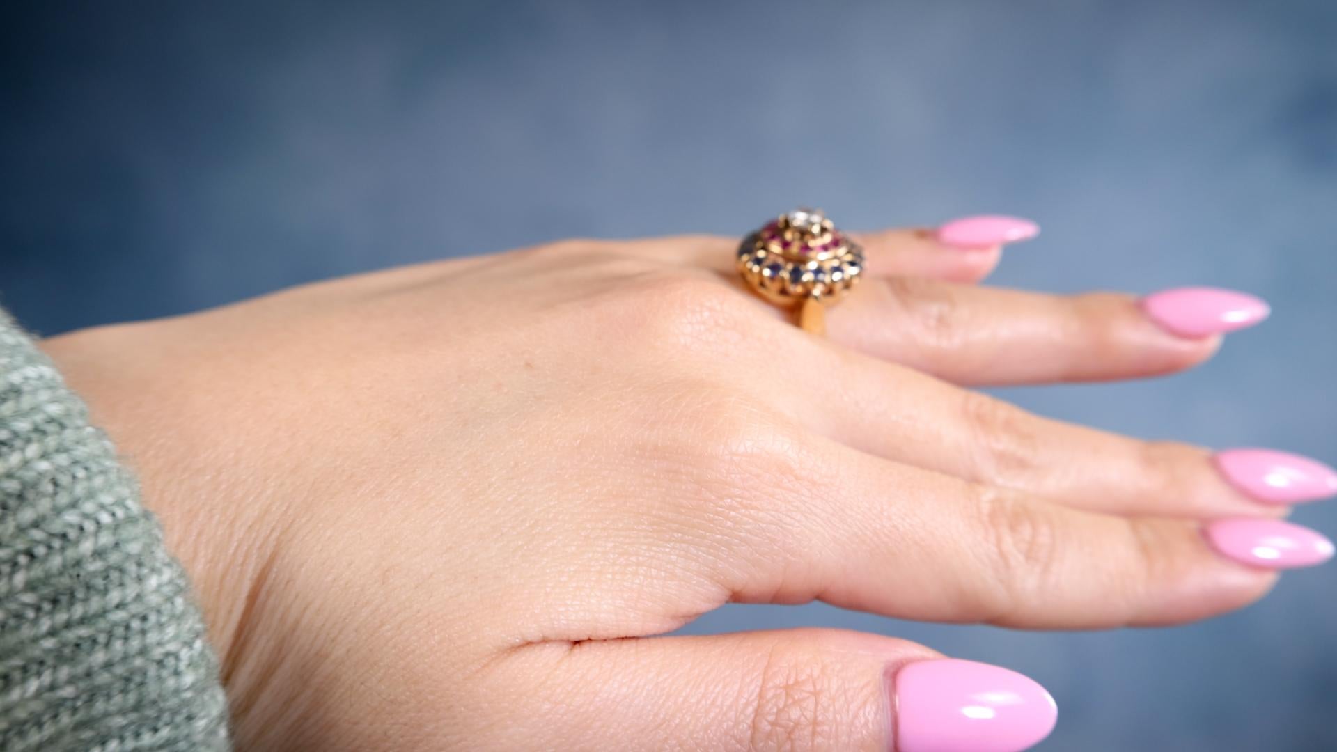 Mid-Century Diamant Rubin Saphir 18k Gelbgold Doppel-Halo-Ring im Zustand „Gut“ im Angebot in Beverly Hills, CA