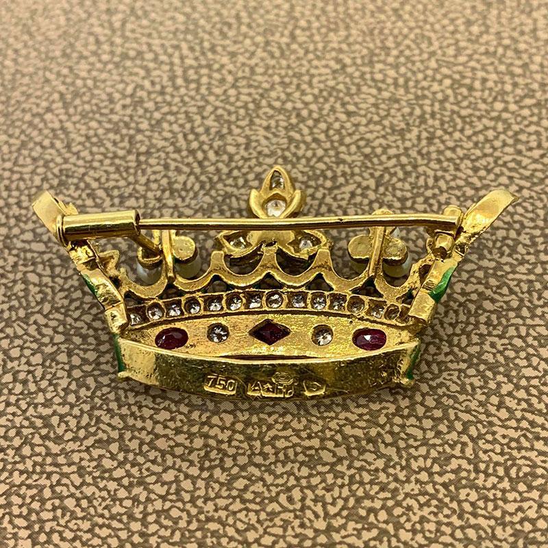 Broche couronne royale du milieu du siècle en diamants, rubis, perles de rocaille et émail Unisexe en vente