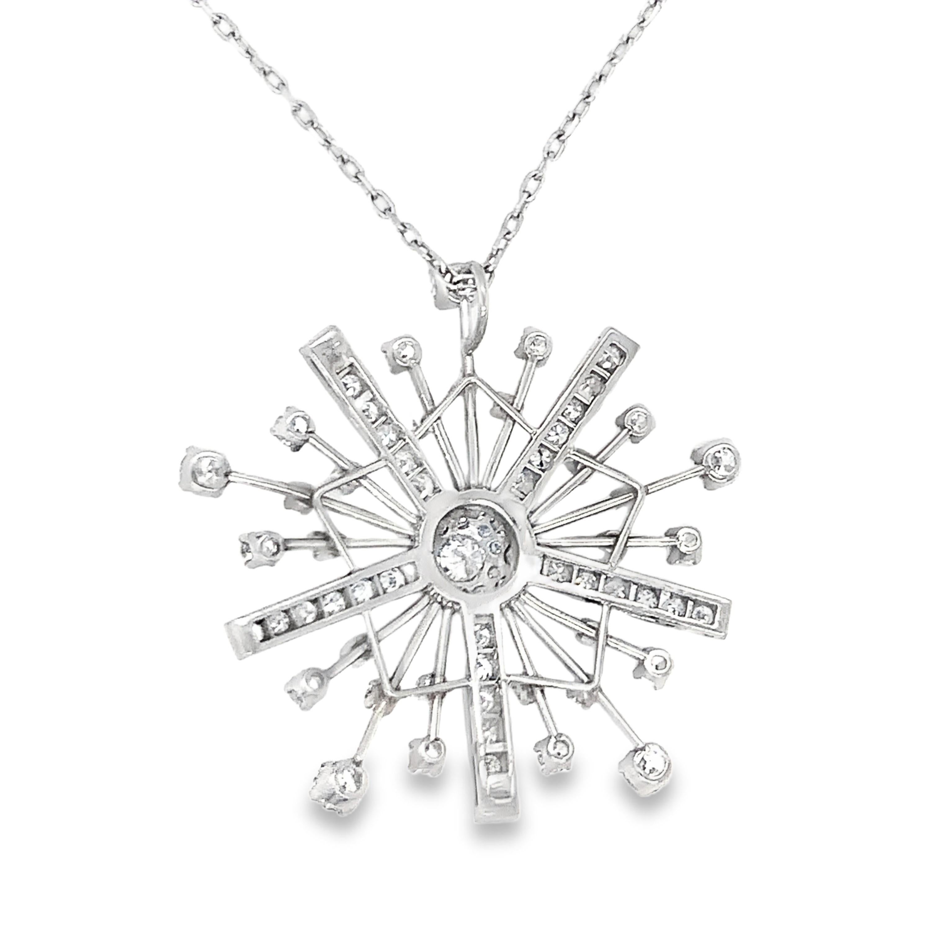 Ce pendentif complexe en platine des années 1950 présente un motif de flocon de neige captivant, serti de 81 diamants européens anciens et taille unique totalisant 2,55 carats, de couleur H-I et de pureté VS-2 à SI-1. Le design délicat mais