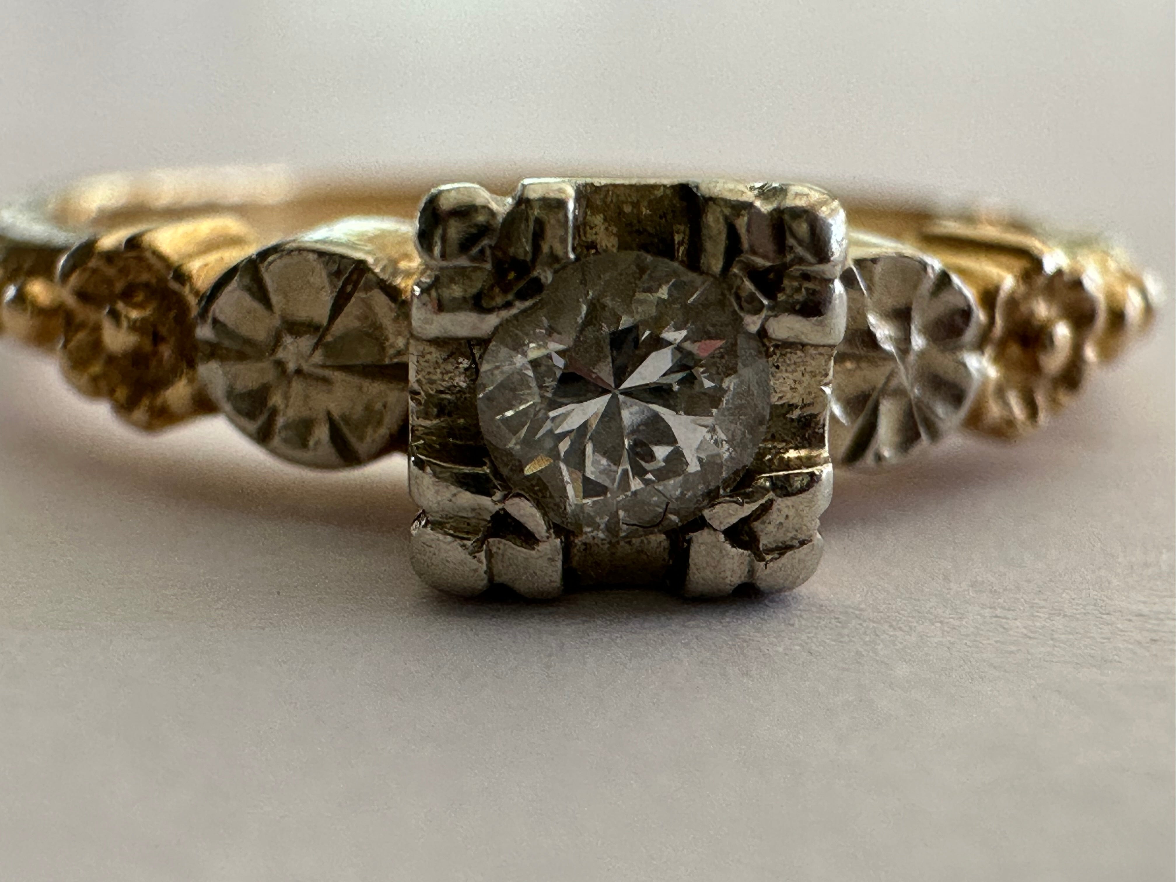 Anillo Flor Solitario de Diamantes de Mitad de Siglo en venta 2