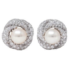 Vintage-Ohrclip aus Platin mit Diamanten und Südseeperlen im Mid-Century-Stil, Pavé-Fassung und geschwungenem Design