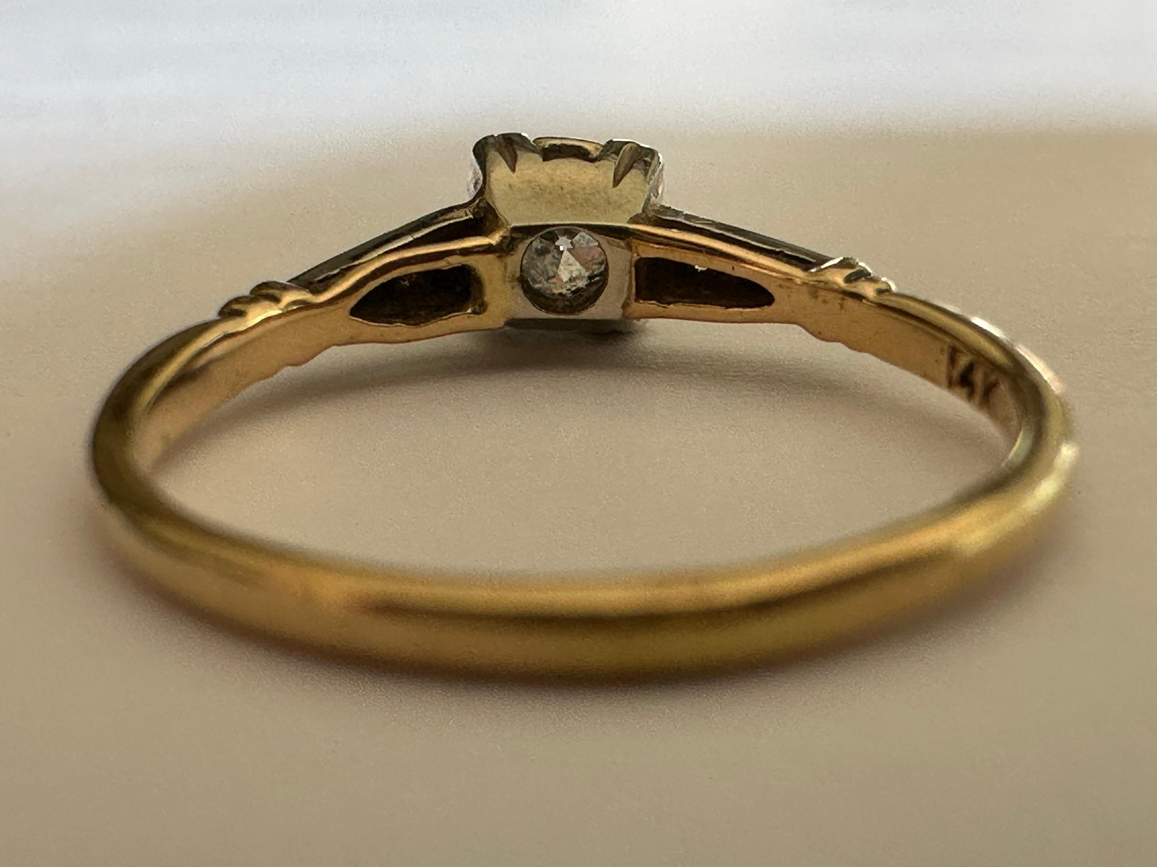 Bague de fiançailles à trois pierres en diamant du milieu du siècle dernier Bon état - En vente à Denver, CO