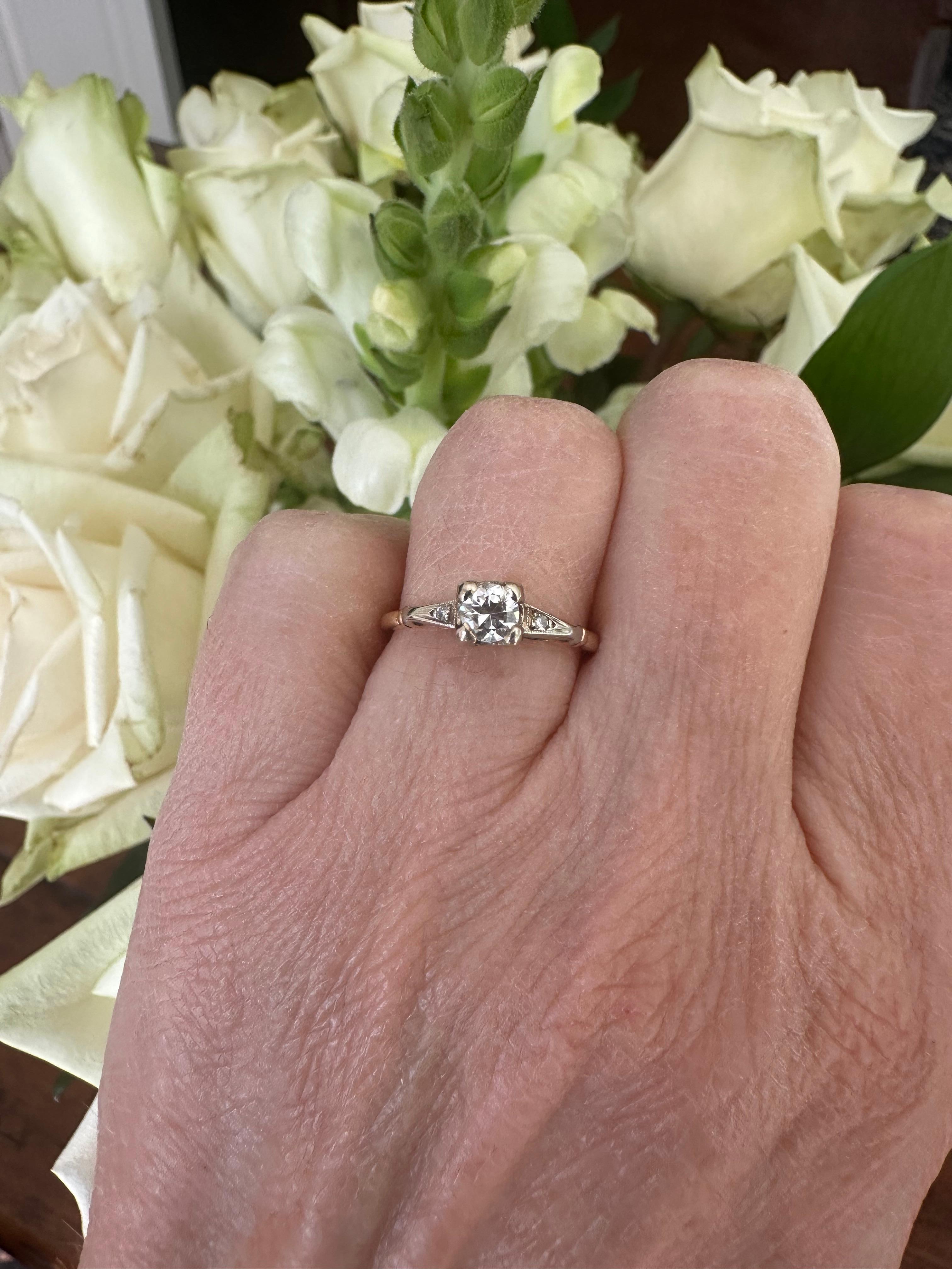 Bague de fiançailles à trois pierres en diamant du milieu du siècle dernier en vente 2