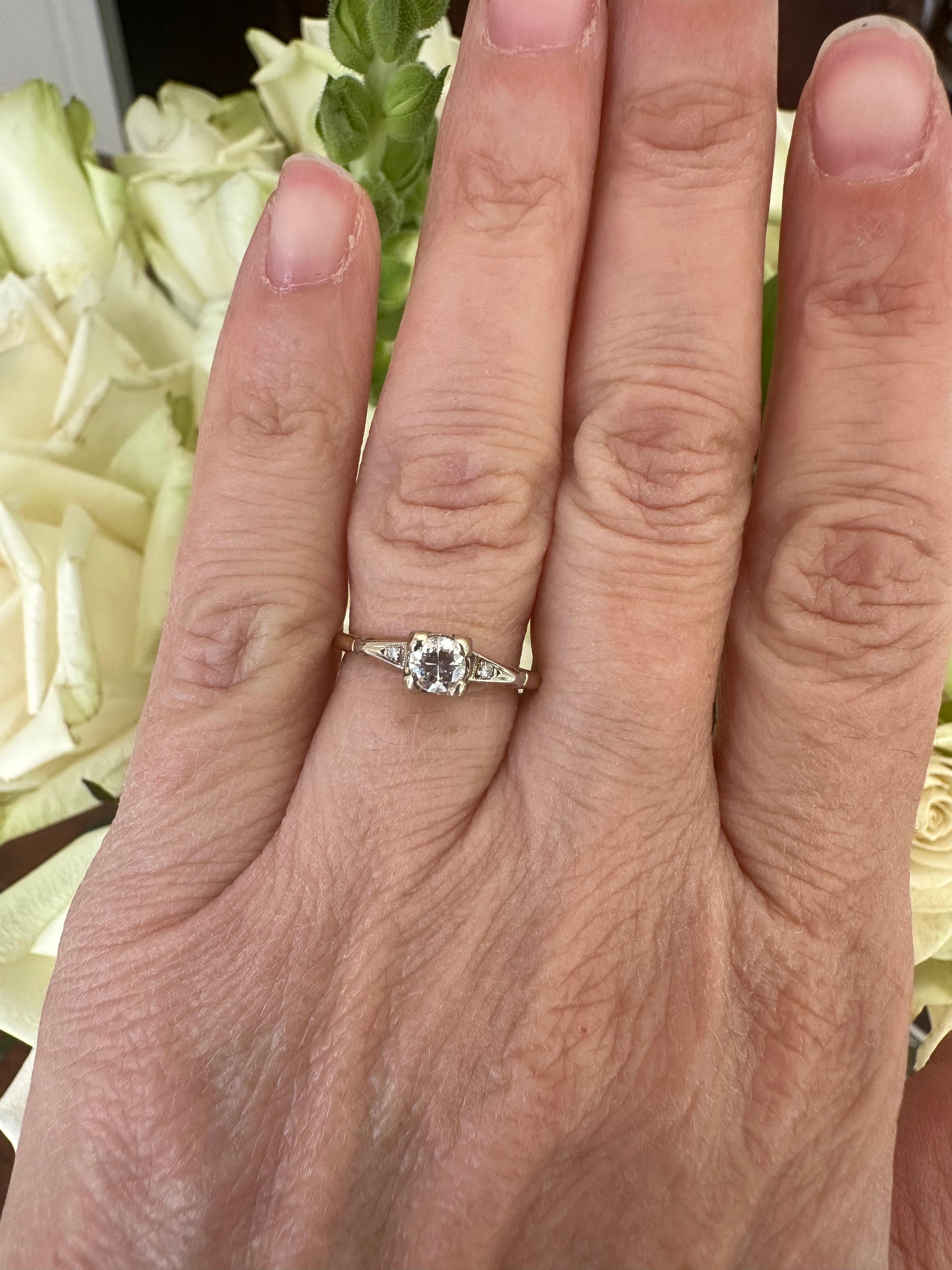 Bague de fiançailles à trois pierres en diamant du milieu du siècle dernier en vente 3
