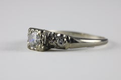 Anello a tre pietre con diamante di metà secolo