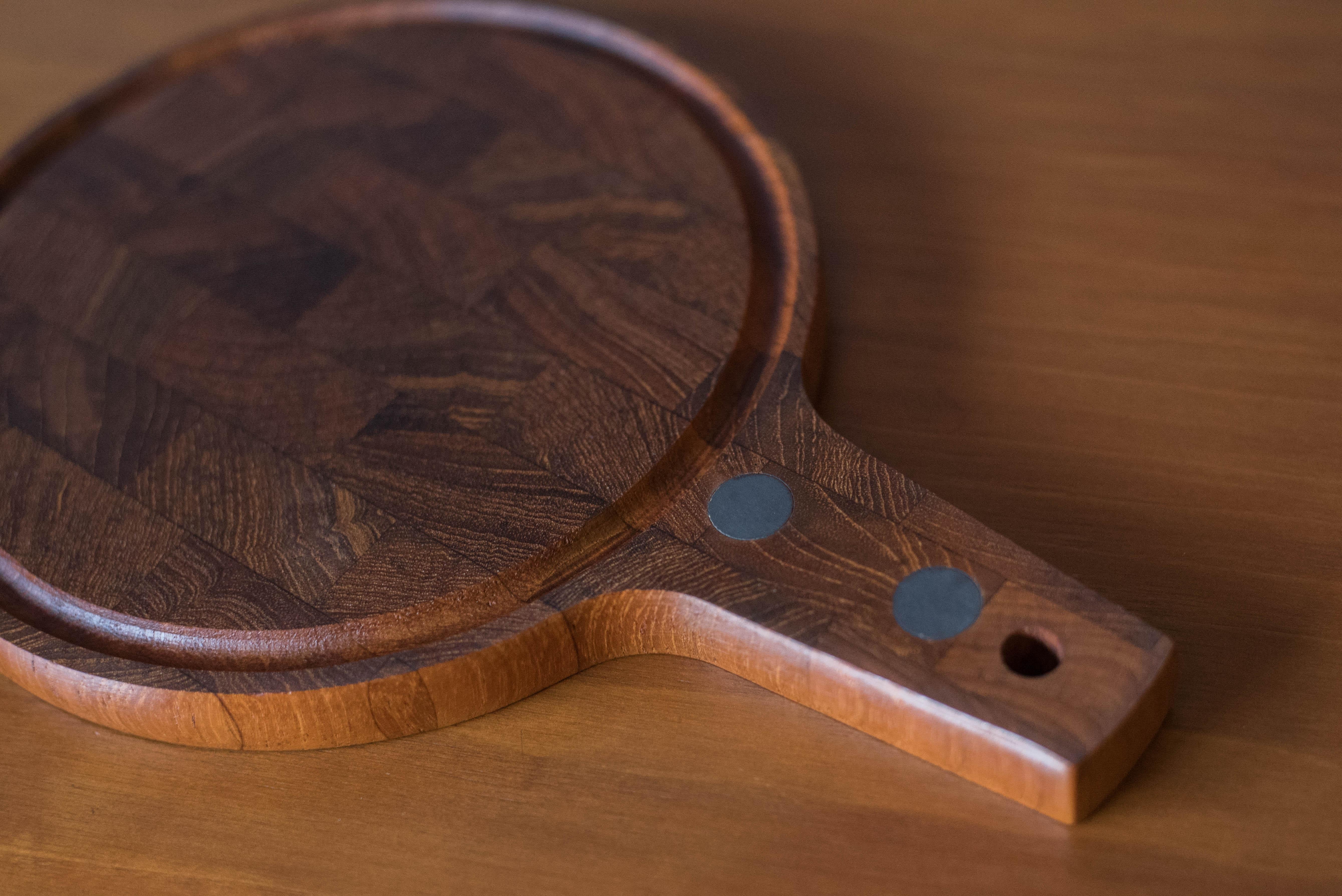 Bandeja de madera de teca de mediados de siglo Digsmed para servir embutidos y quesos en Bueno estado para la venta en San Jose, CA