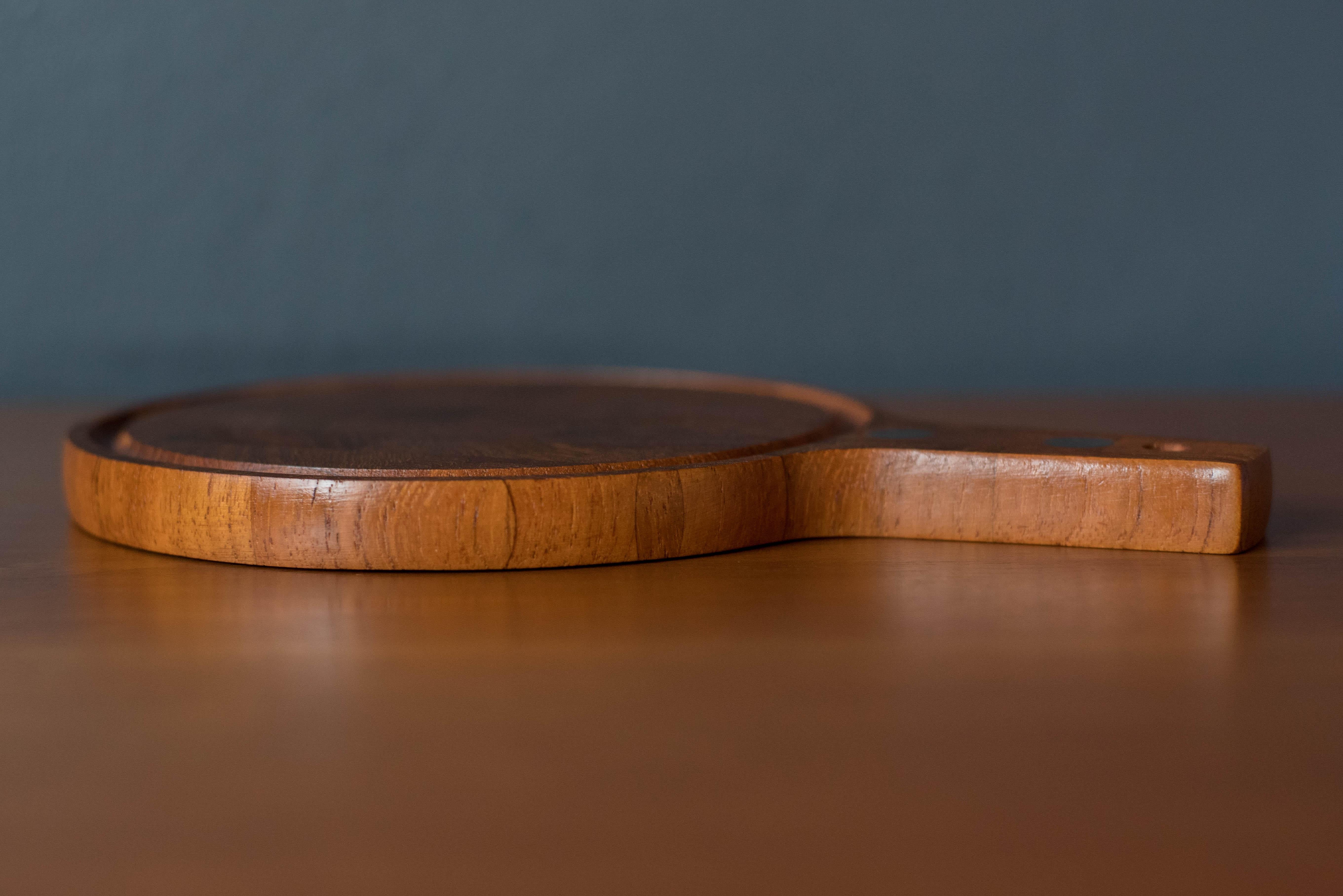 Bandeja de madera de teca de mediados de siglo Digsmed para servir embutidos y quesos mediados del siglo XX en venta