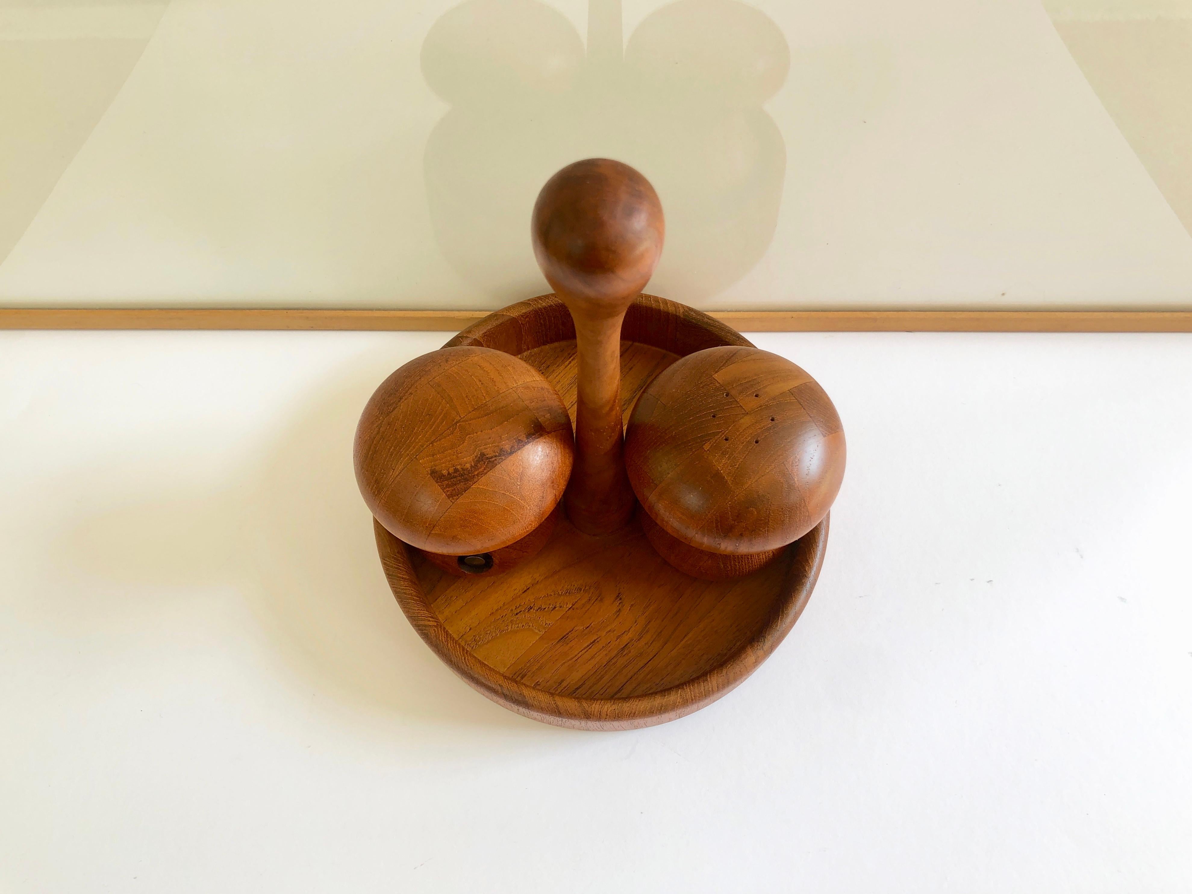 Made from a beautiful teak (wood) – here is a combined set of original Digsmed salt & pepper dispensers, plus a serving tray ( 103 ) with a round handle, originally designed to serve drinking glasses.
The ‘mushroom’-dispensers are somewhat well