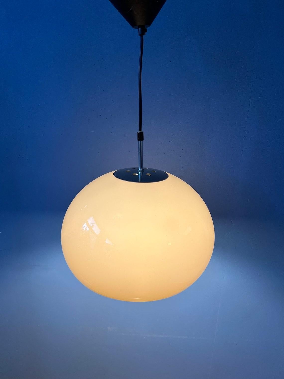 Space age mushroom pendant lamp by Dijkstra in beige/mocca colour and chrome top cap. The acrylic glass shade produces a magnificent glow. The lamps requires an E27/26 (standard) lightbulb.

Additional information:
Materials: Metal, plastic
Period: