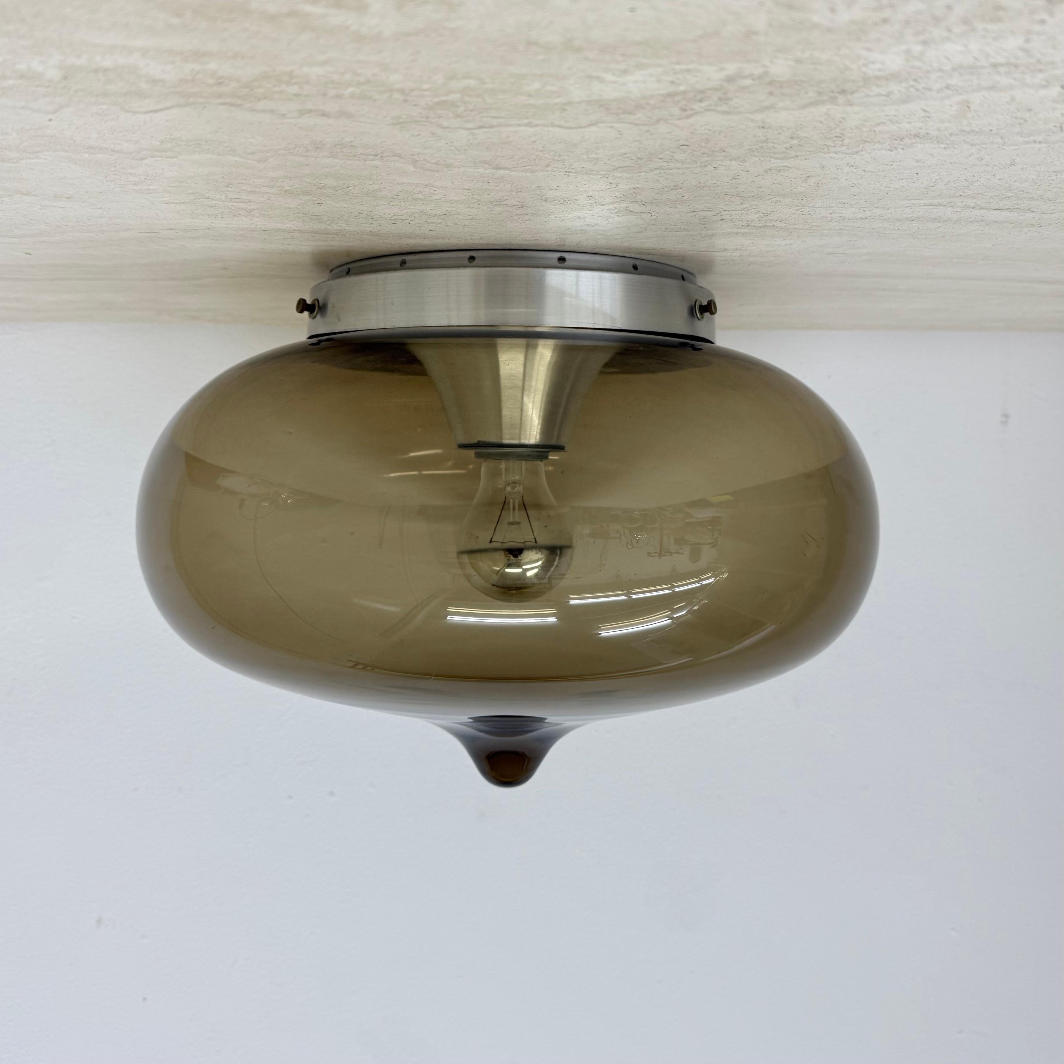 Lámpara de techo de cristal ahumado Dijkstra de mediados de siglo space age, años 70 Holandés en venta