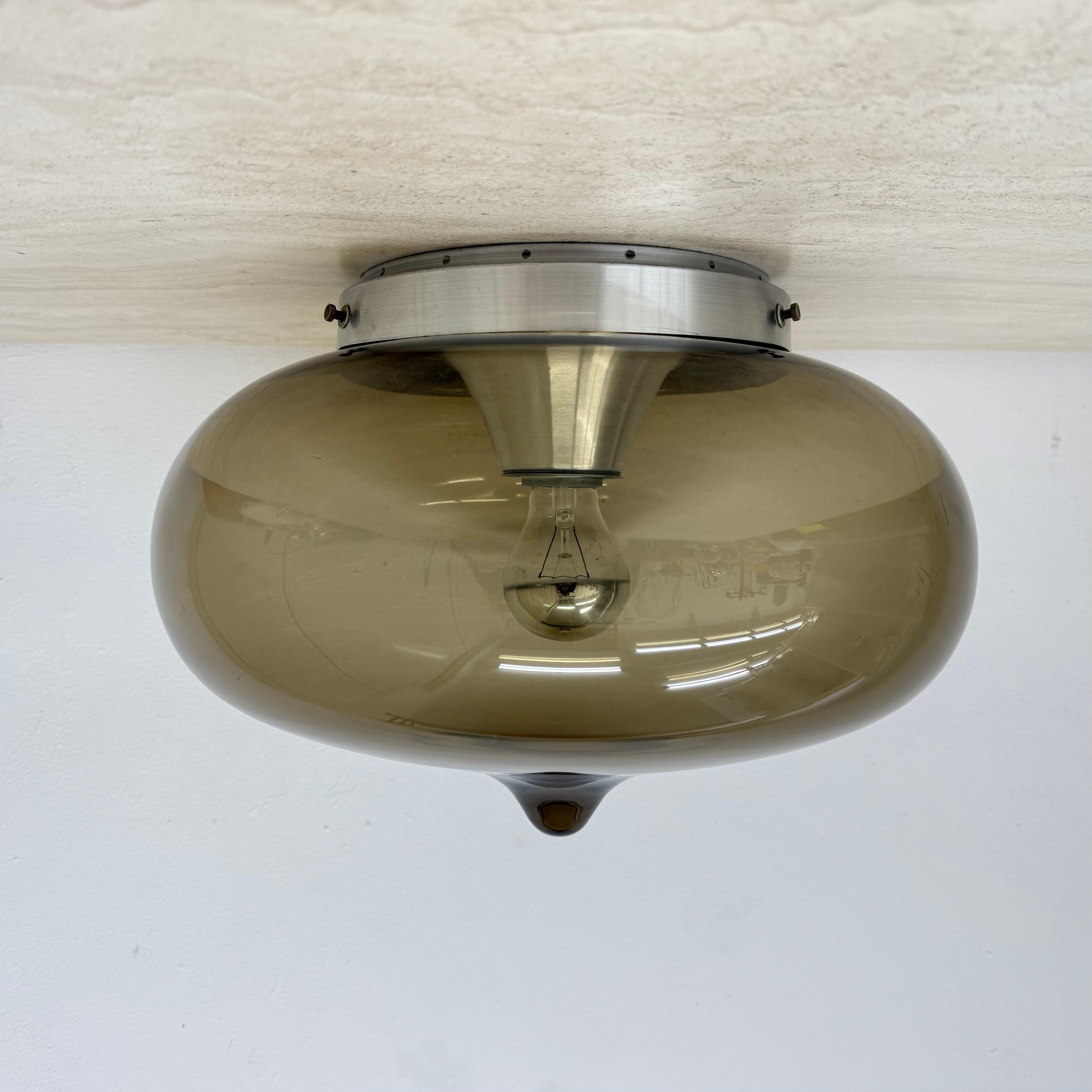 Lámpara de techo de cristal ahumado Dijkstra de mediados de siglo space age, años 70 en Bueno estado para la venta en Delft, NL