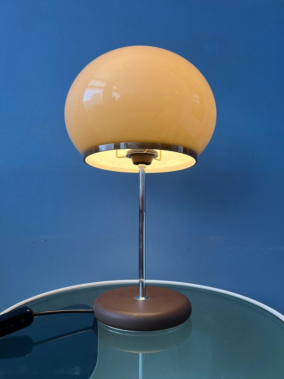 An oft sought-after mushroom table lamp by Dijkstra. The mocca-colored mushroom shade produces a warm, cosy light. The shade can be easily moved up and down the base. The lamp requires two E27 lightbulbs and currently has a EU-plug.

Additional