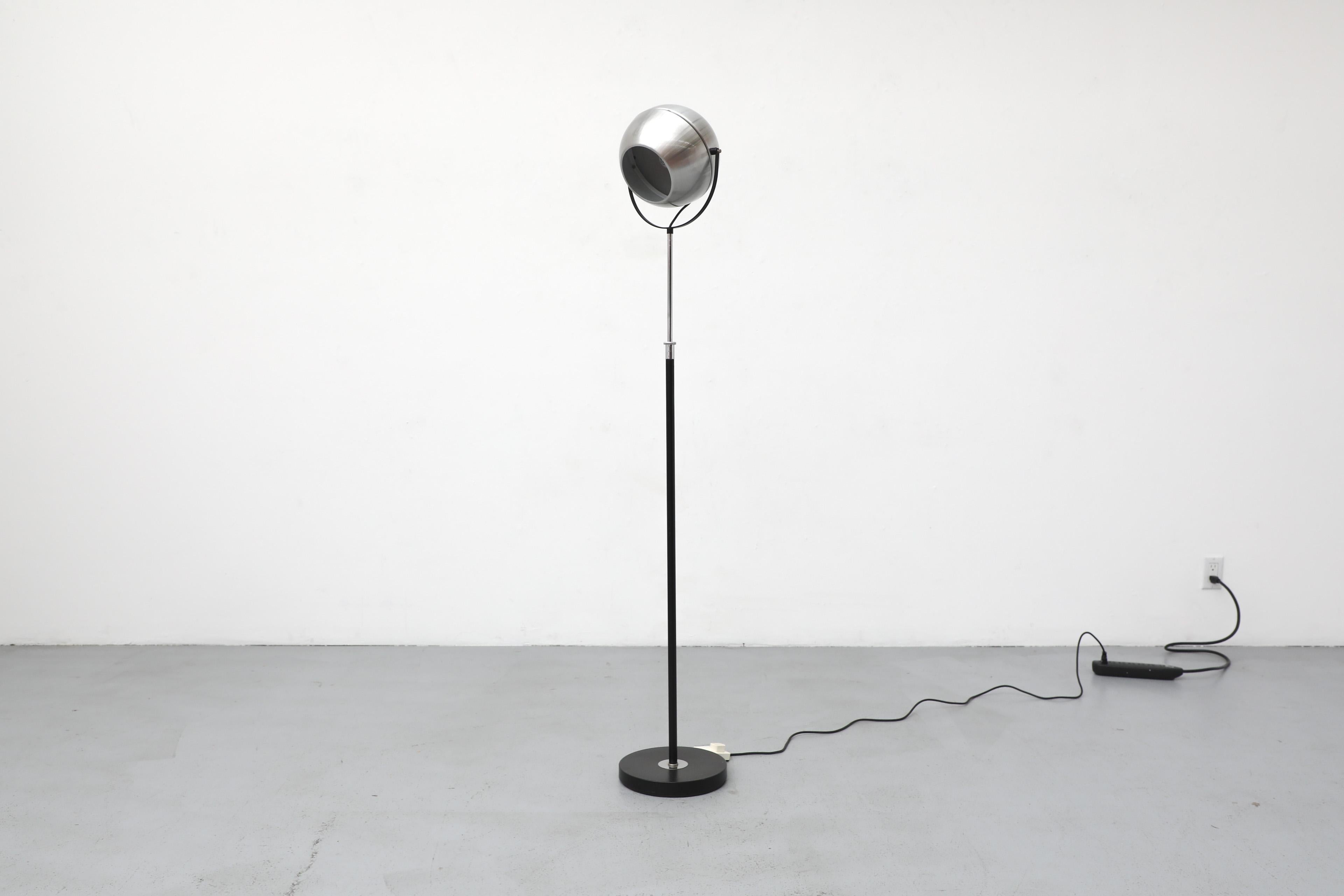 Mid-Century Modern Lampe sur pied à globe extensible Dijkstra du milieu du siècle en chrome et noir en vente